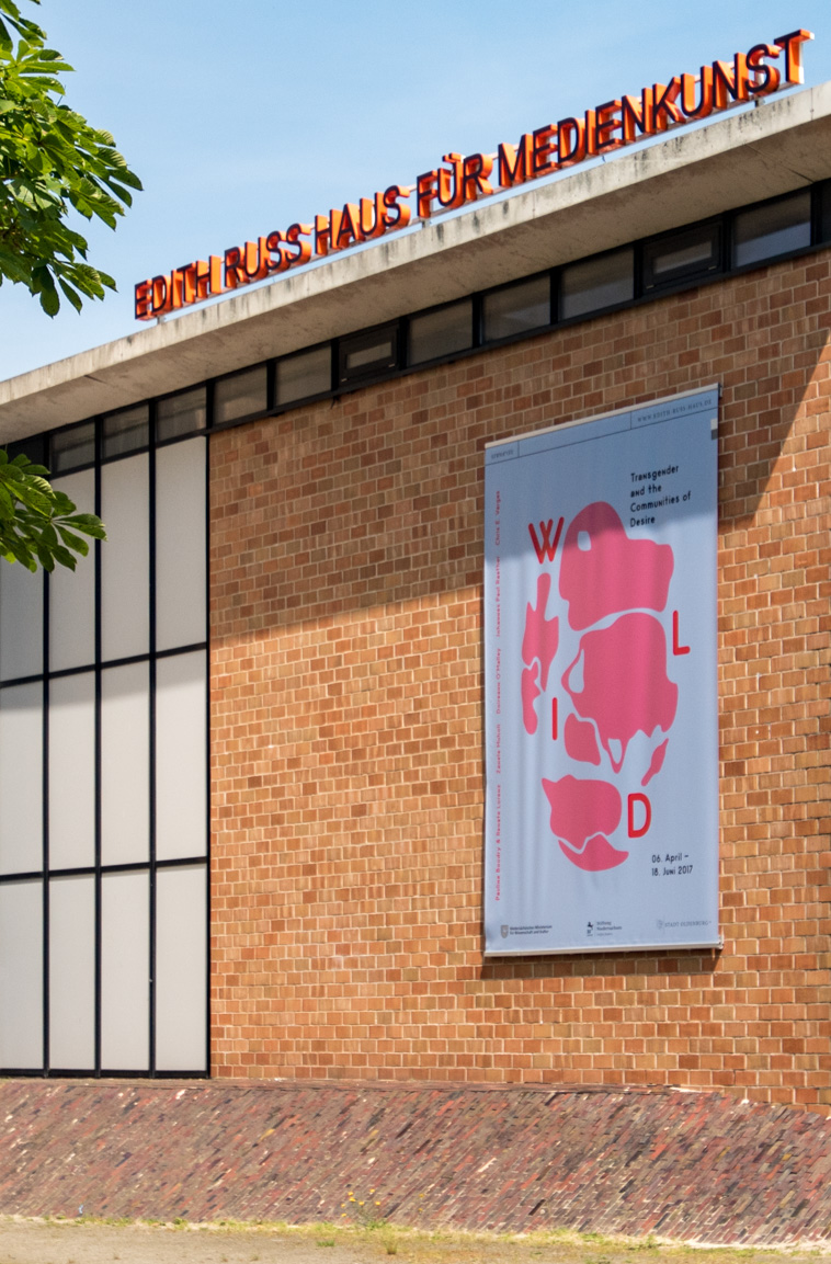 Das Foto zeigt die Fassade des Edith-Russ-Hauses mit dem Banner zur Ausstellung Wild - Transgender and the Communities of Desire. Foto © Edith-Russ-Haus