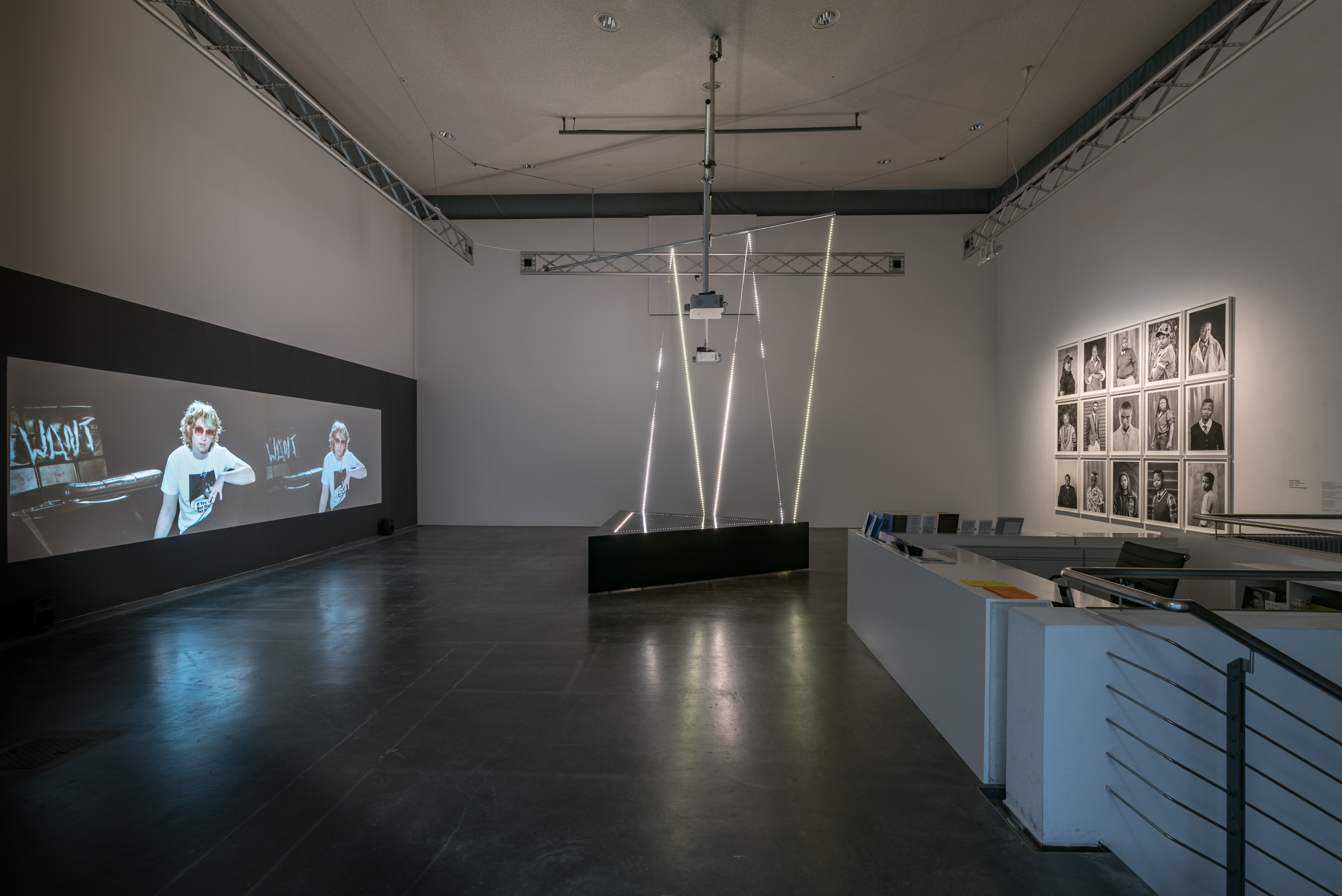 Das Foto zeigt das Obergeschoss des Edith-Russ-Hauses mit der Ausstellungsansicht Wild - Transgender and the Communities of Desire. Foto © Edith-Russ-Haus