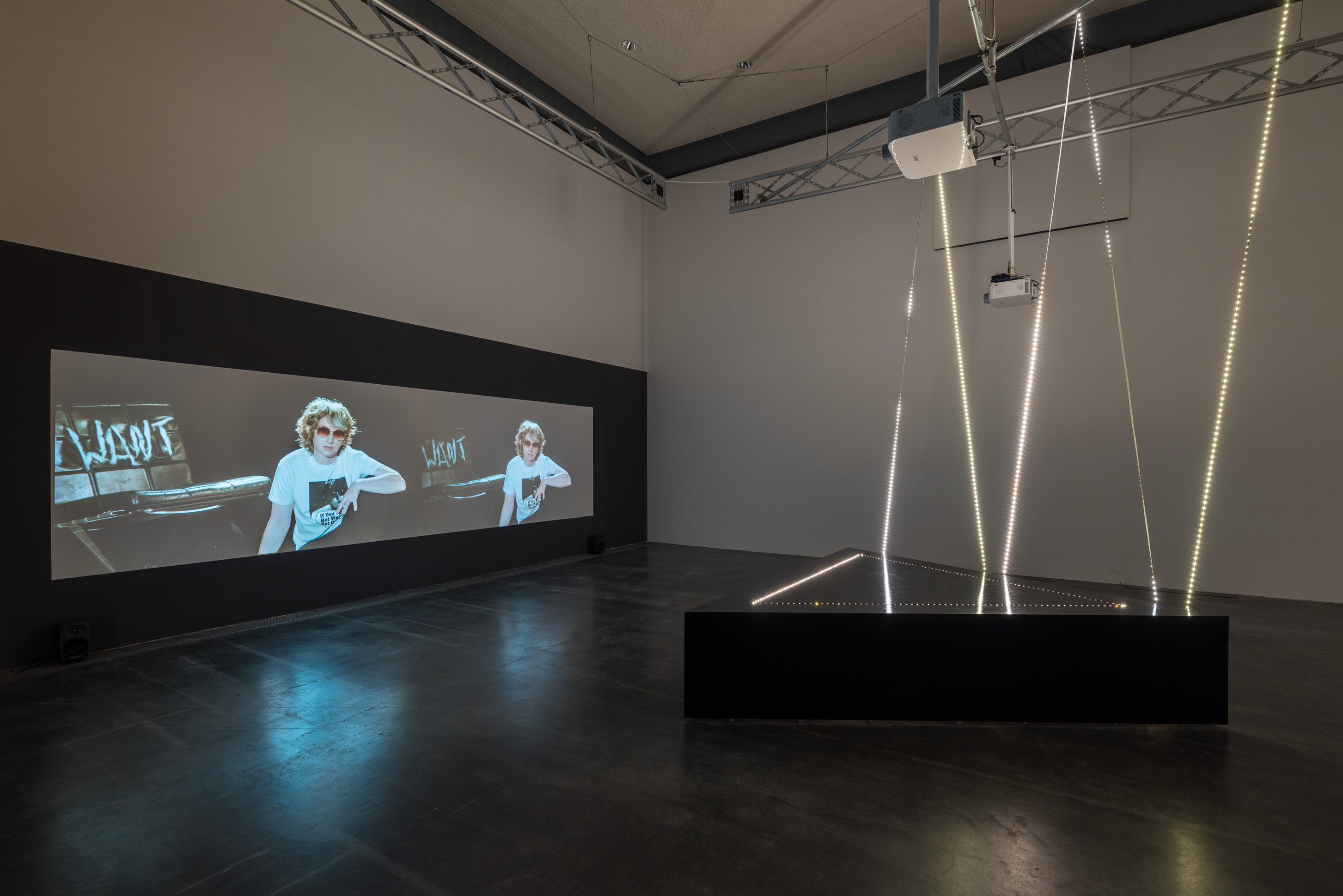 Das Foto zeigt das Obergeschoss des Edith-Russ-Hauses mit dem Kunstwerk von Pauline Boudry & Renate Lorenz: I want. Foto © Edith-Russ-Haus