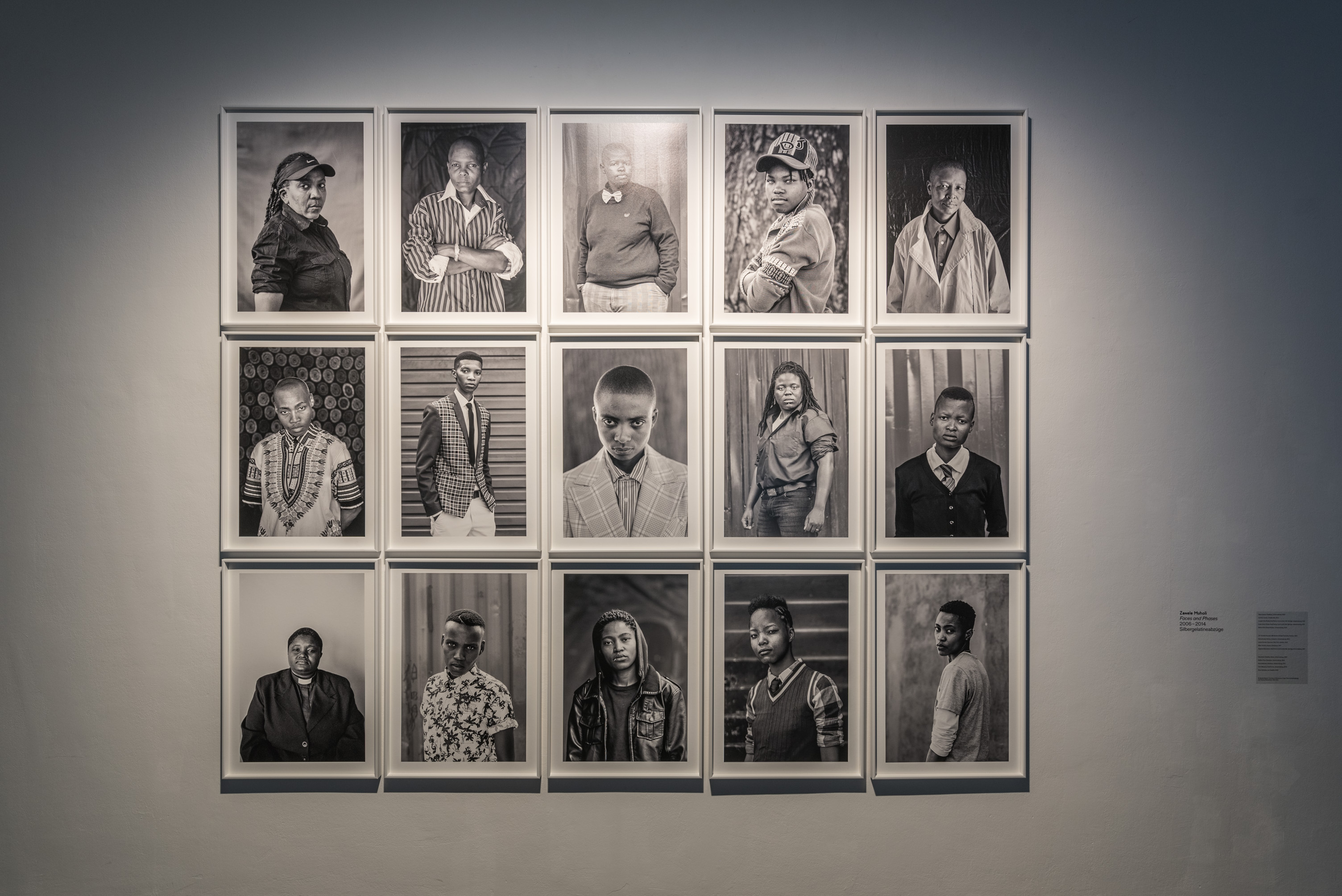 Das Foto zeigt das Obergeschoss des Edith-Russ-Hauses mit dem Kunstwerk von Zanele Muholi: Faces and Phases. Foto © Edith-Russ-Haus