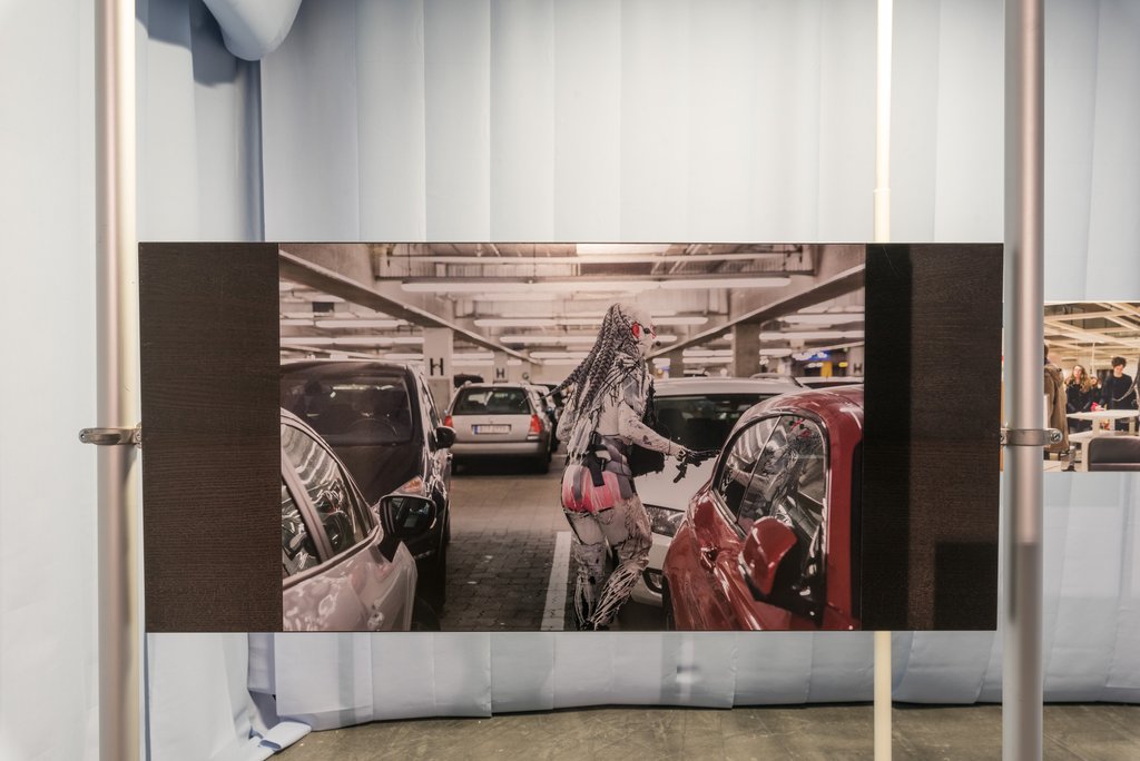 Das Foto zeigt das Untergeschoss des Edith-Russ-Hauses mit dem Kunstwerk von Johannes Paul Raether: Transformellae. Foto © Edith-Russ-Haus