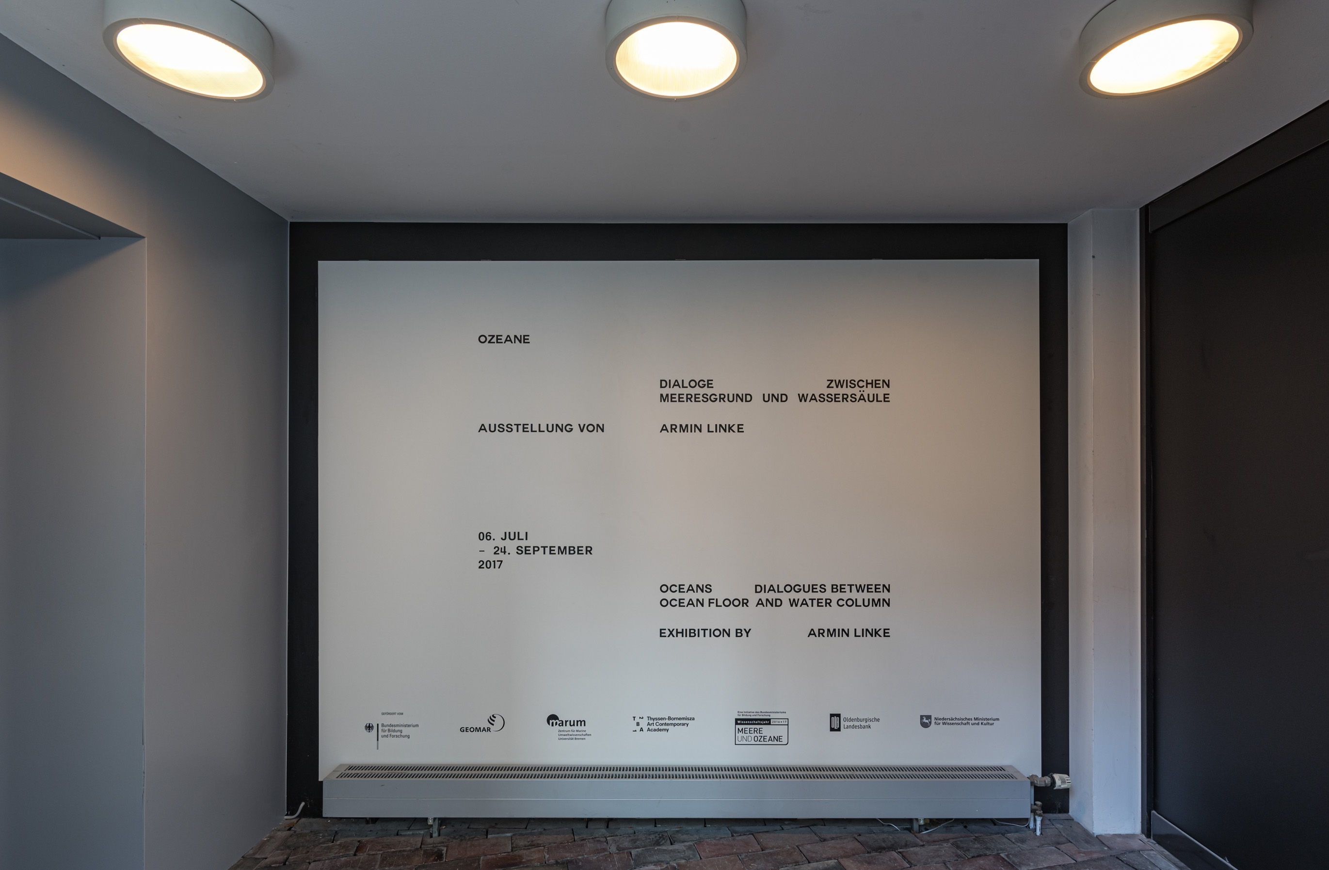 Das Foto zeigt den Eingangsbereich des Edith-Russ-Hauses während der Ausstellung Armin Linke: Ozeane – Dialoge zwischen Meeresgrund und Wassersäule. Foto © Edith-Russ-Haus