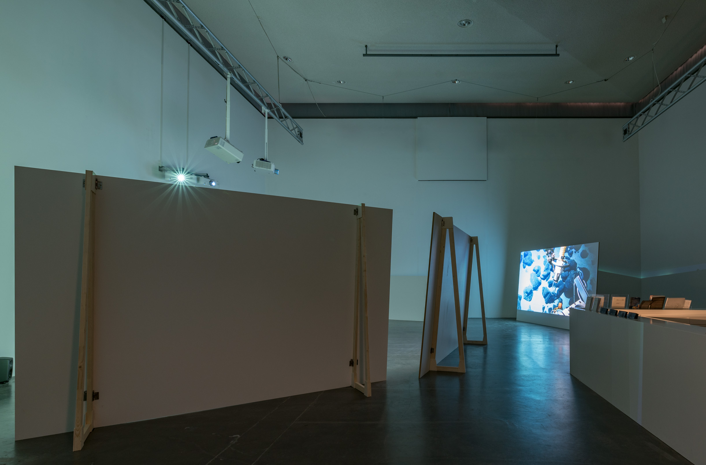 Das Foto zeigt das Obergeschoss des Edith-Russ-Hauses mit der Ausstellungsansicht Armin Linke: Ozeane – Dialoge zwischen Meeresgrund und Wassersäule. Foto © Edith-Russ-Haus