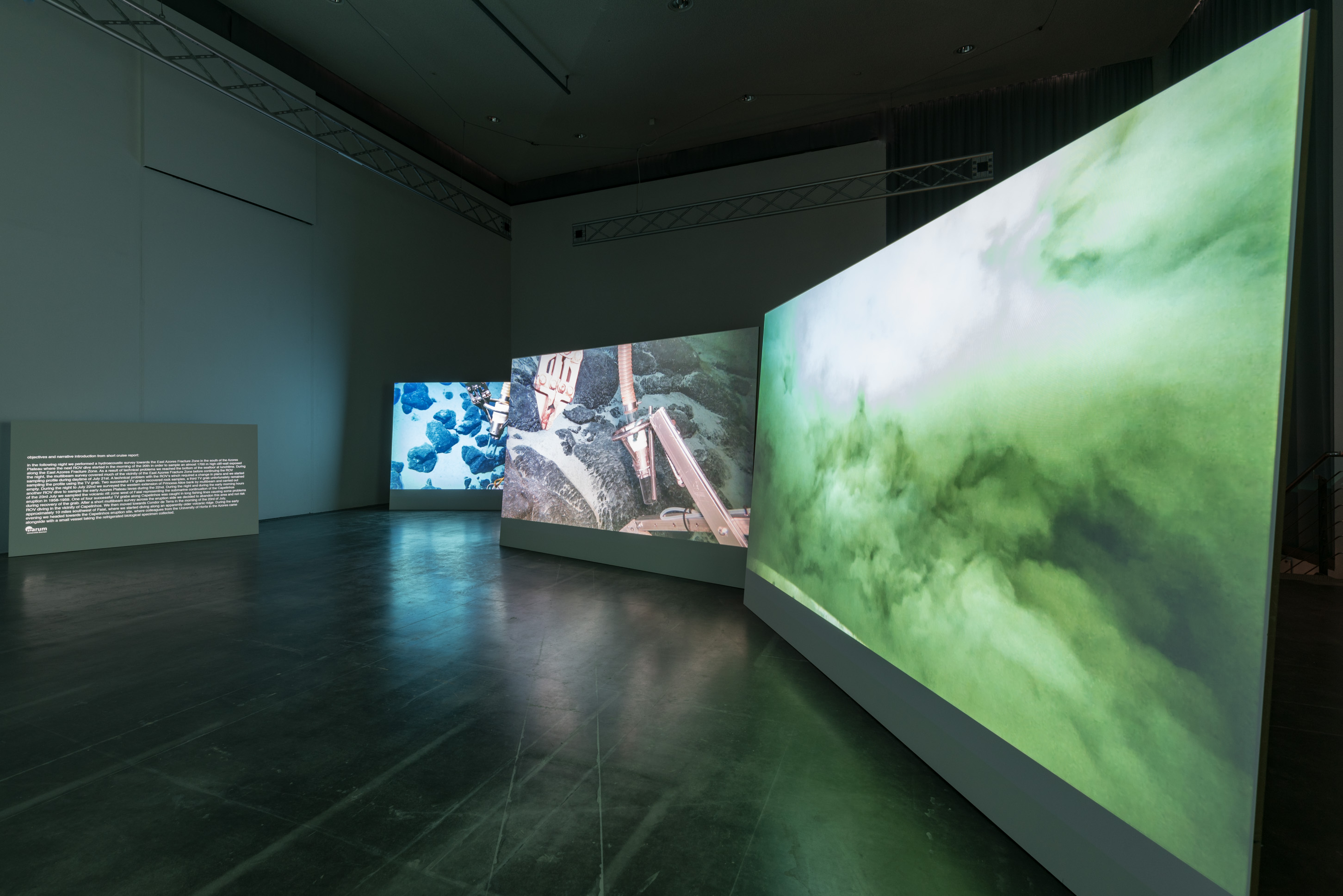 Das Foto zeigt das Obergeschoss des Edith-Russ-Hauses mit der Ausstellungsansicht Armin Linke: Ozeane – Dialoge zwischen Meeresgrund und Wassersäule. Foto © Edith-Russ-Haus