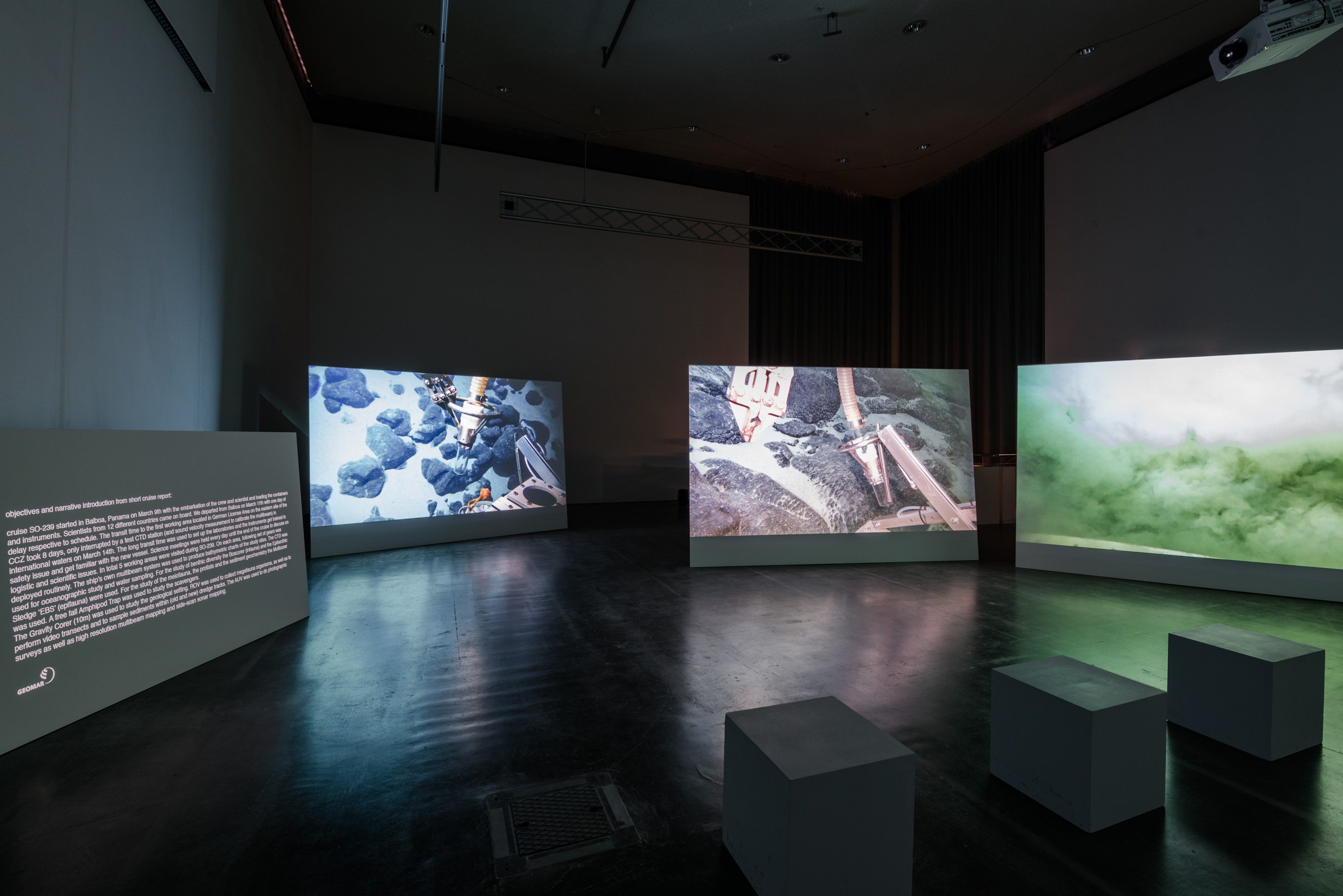 Das Foto zeigt das Obergeschoss des Edith-Russ-Hauses mit der Ausstellungsansicht Armin Linke: Ozeane – Dialoge zwischen Meeresgrund und Wassersäule. Foto © Edith-Russ-Haus