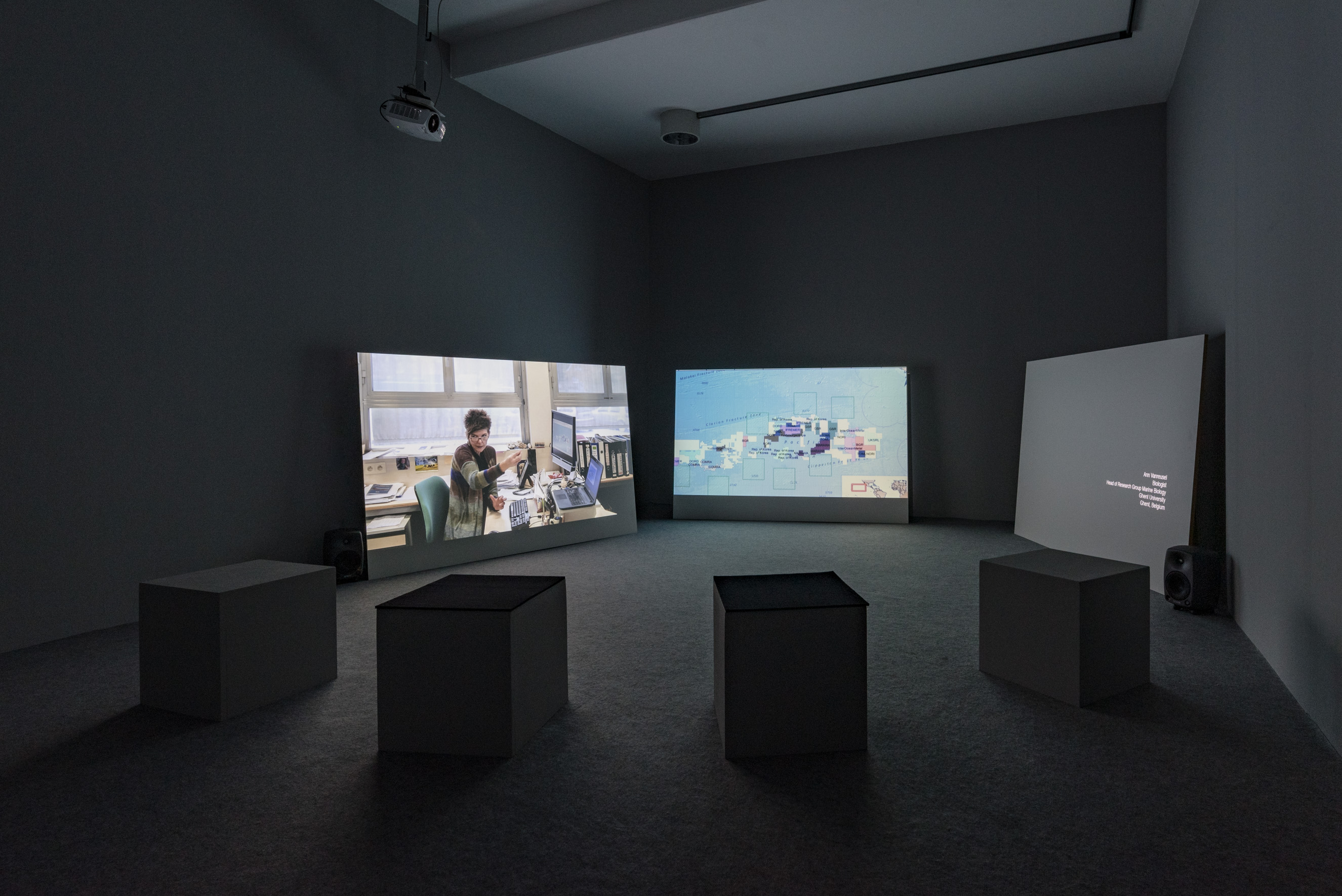 Das Foto zeigt das Obergeschoss des Edith-Russ-Hauses mit der Ausstellungsansicht Armin Linke: Ozeane – Dialoge zwischen Meeresgrund und Wassersäule. Foto © Edith-Russ-Haus