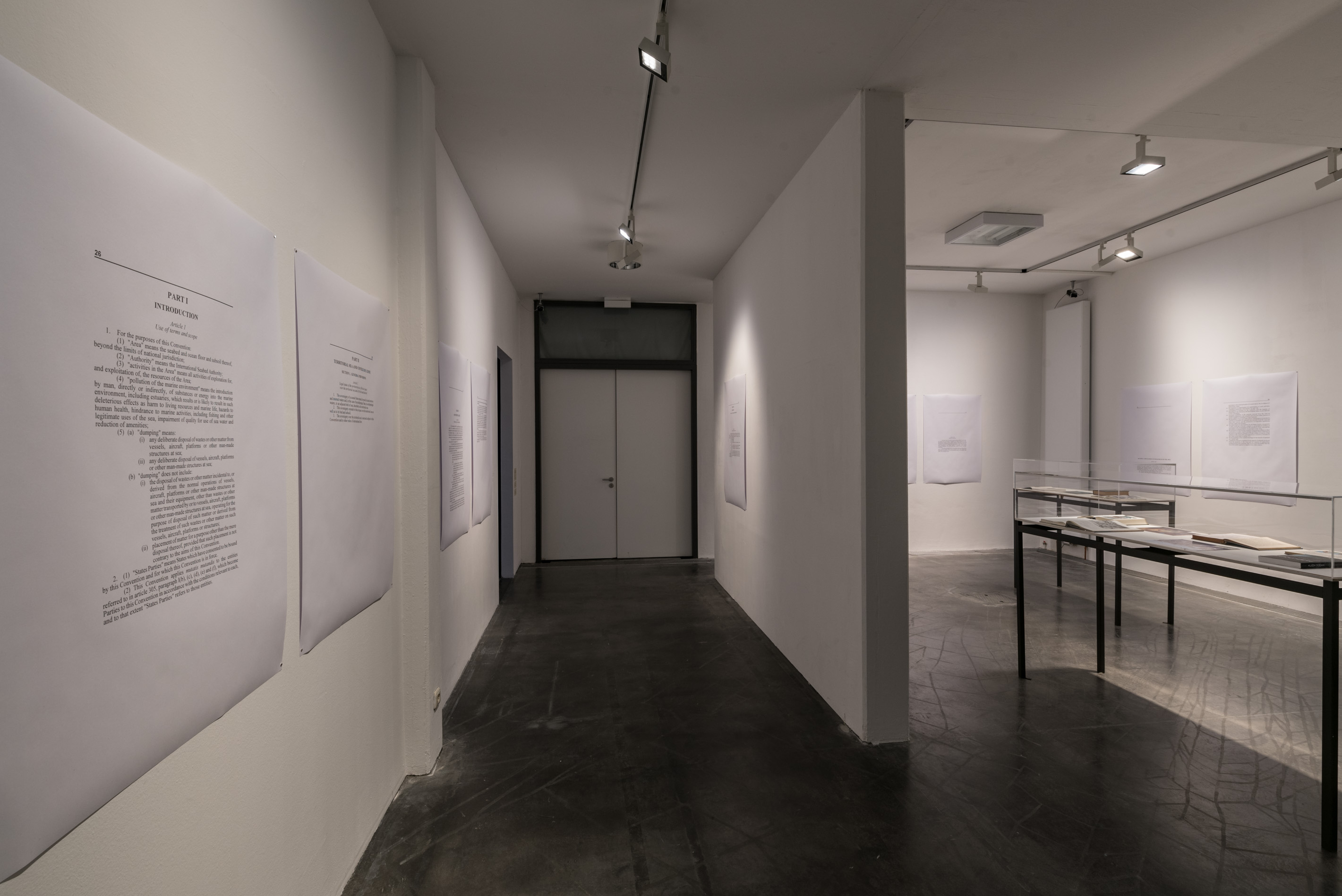 Das Foto zeigt das Untergeschoss des Edith-Russ-Hauses mit der Ausstellungsansicht Armin Linke: Ozeane – Dialoge zwischen Meeresgrund und Wassersäule. Foto © Edith-Russ-Haus