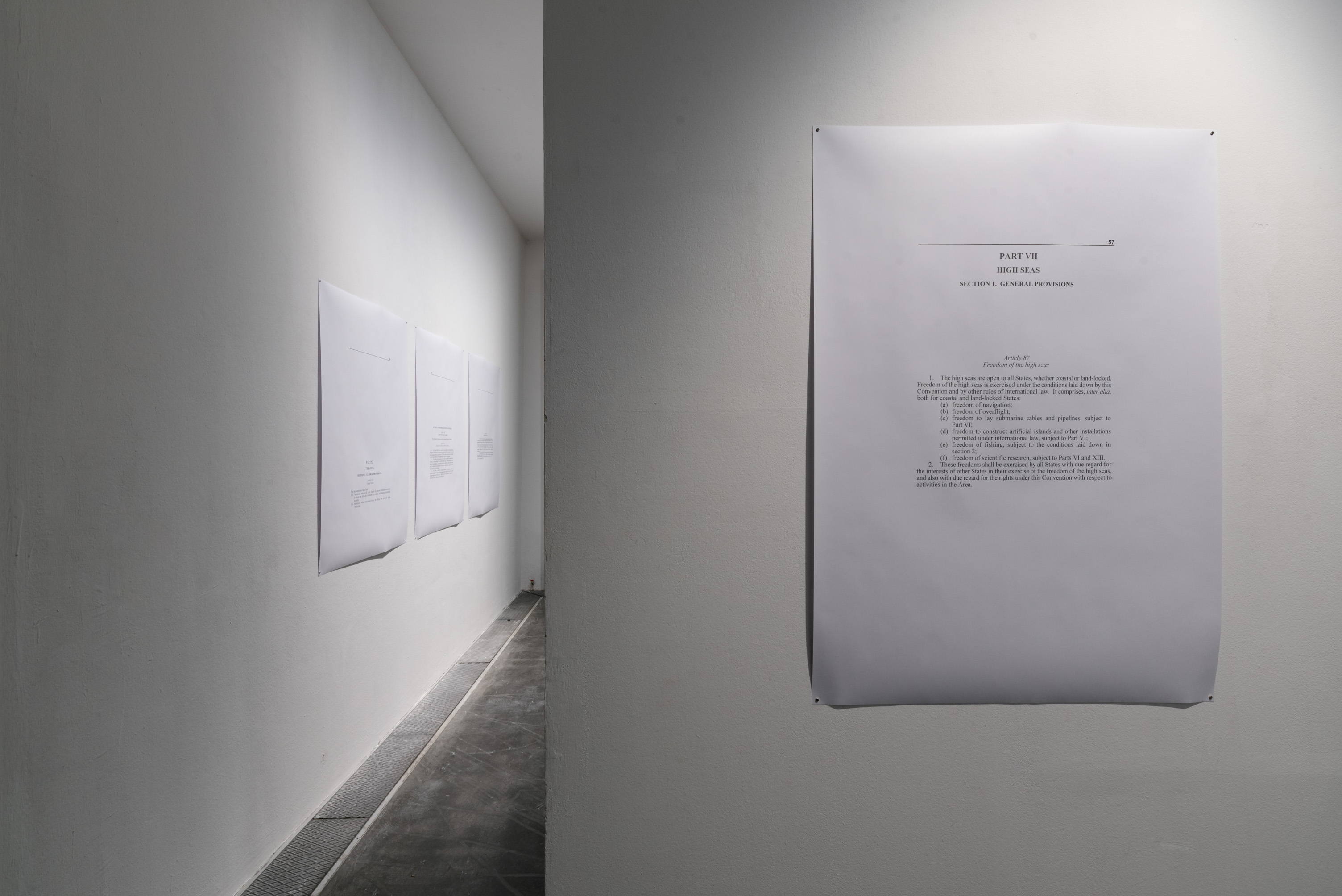 Das Foto zeigt das Untergeschoss des Edith-Russ-Hauses mit der Ausstellungsansicht Armin Linke: Ozeane – Dialoge zwischen Meeresgrund und Wassersäule. Foto © Edith-Russ-Haus