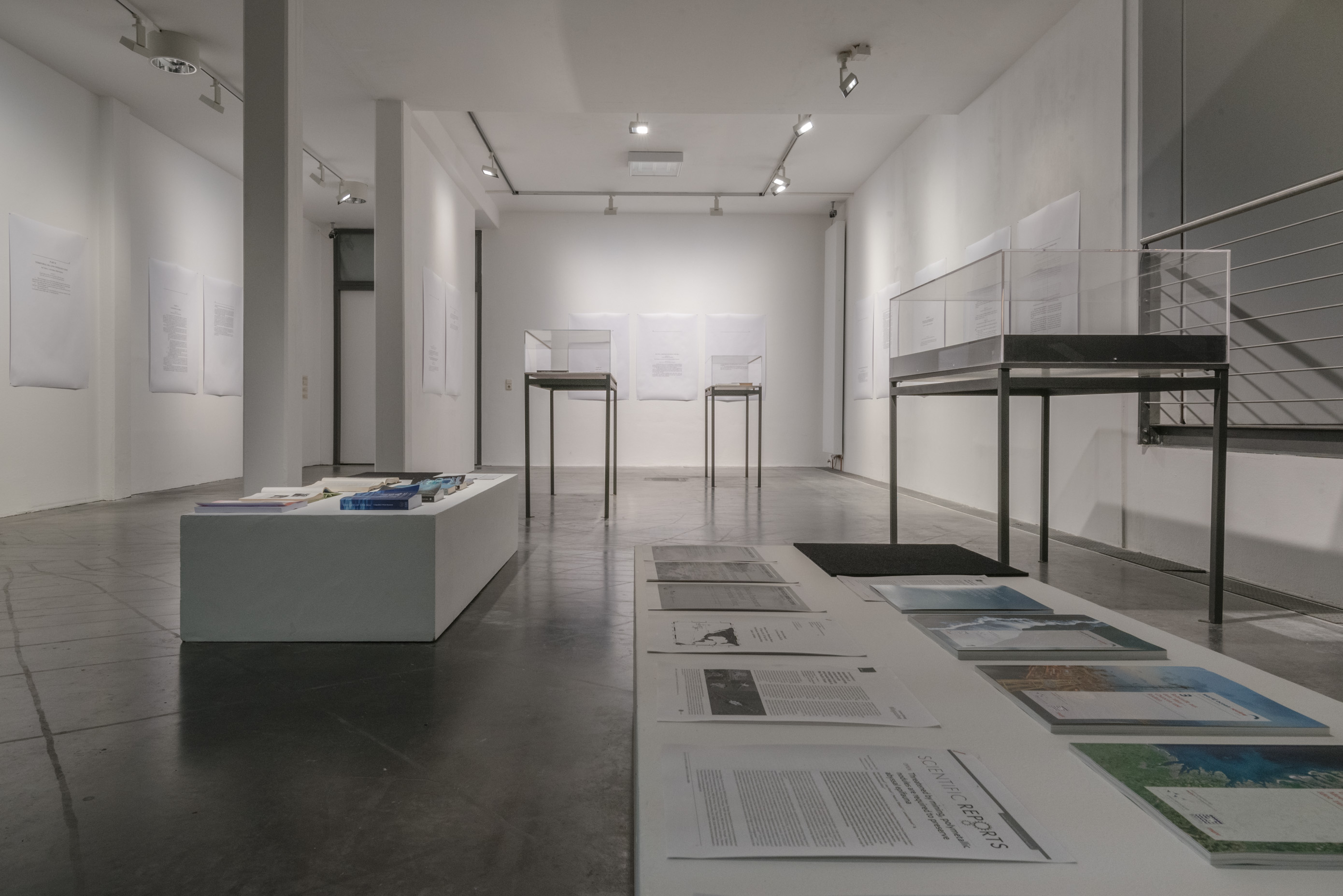Das Foto zeigt das Untergeschoss des Edith-Russ-Hauses mit der Ausstellungsansicht Armin Linke: Ozeane – Dialoge zwischen Meeresgrund und Wassersäule. Foto © Edith-Russ-Haus