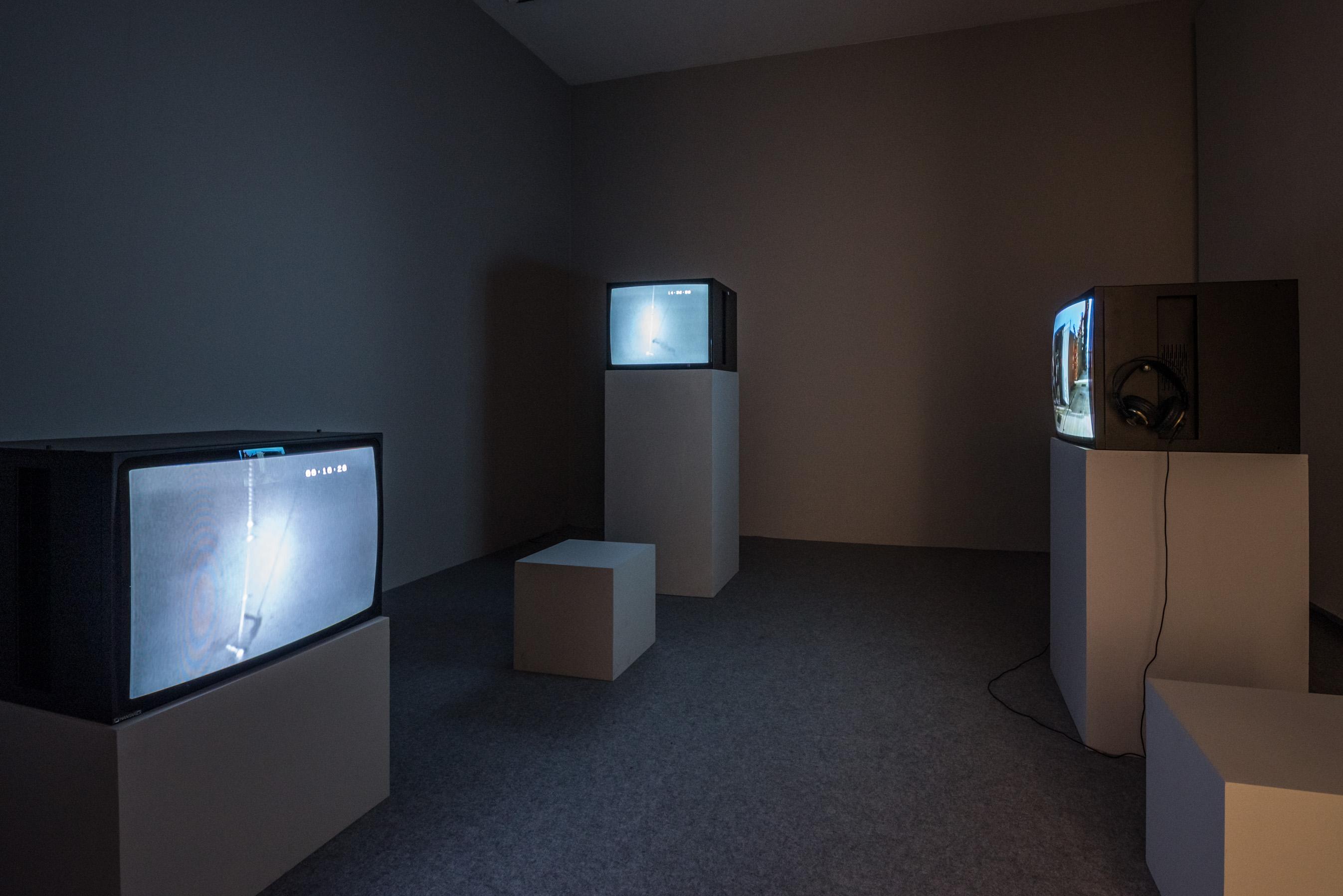 Das Foto zeigt das Untergeschoss des Edith-Russ-Hauses mit der Ausstellungsansicht Armin Linke: Ozeane – Dialoge zwischen Meeresgrund und Wassersäule. Foto © Edith-Russ-Haus