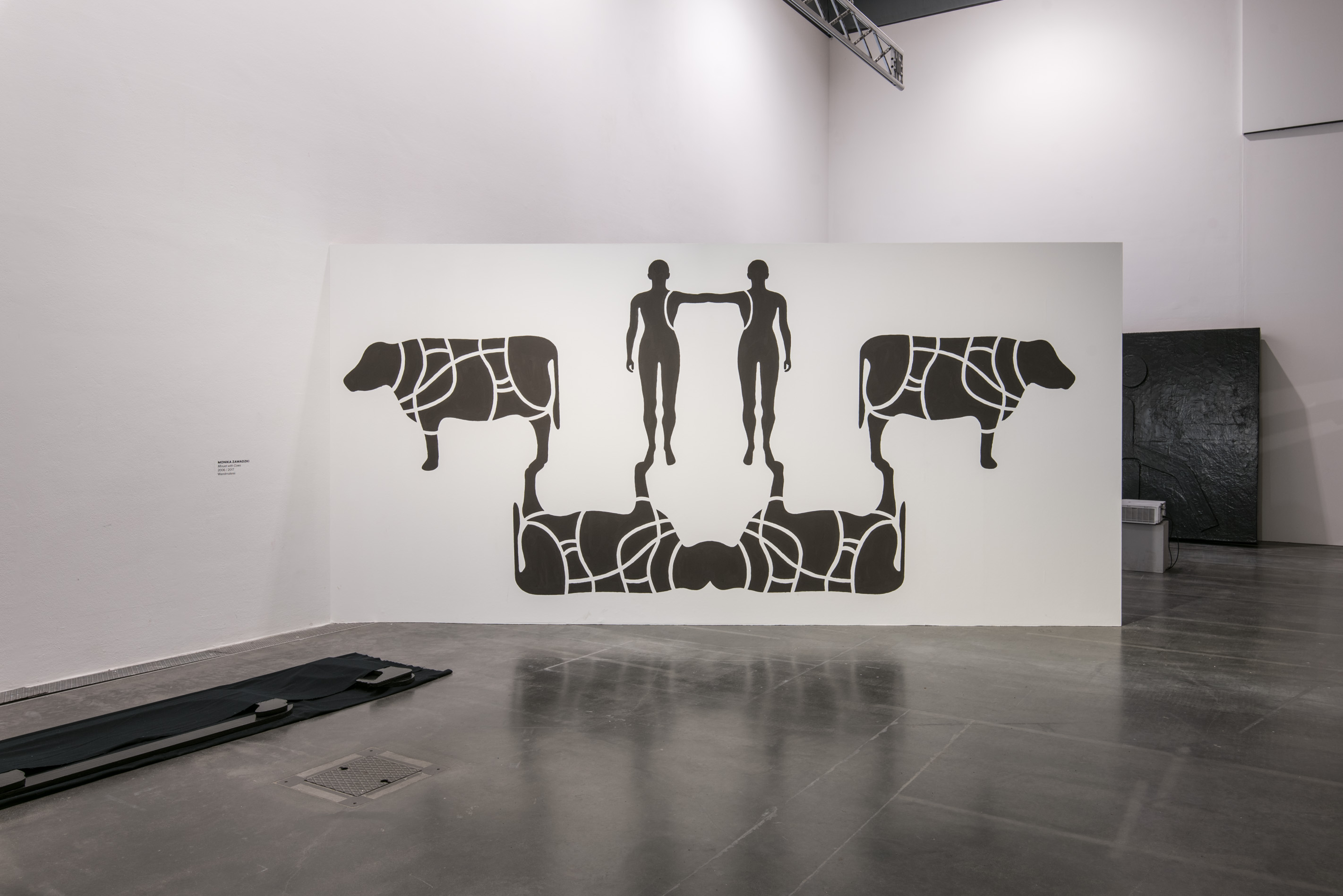 The photo shows the upper floor of the Edith Russ House with the artwork by Monika Zawadzki: Minuet with Cows. Photo © Edith-Russ-Haus