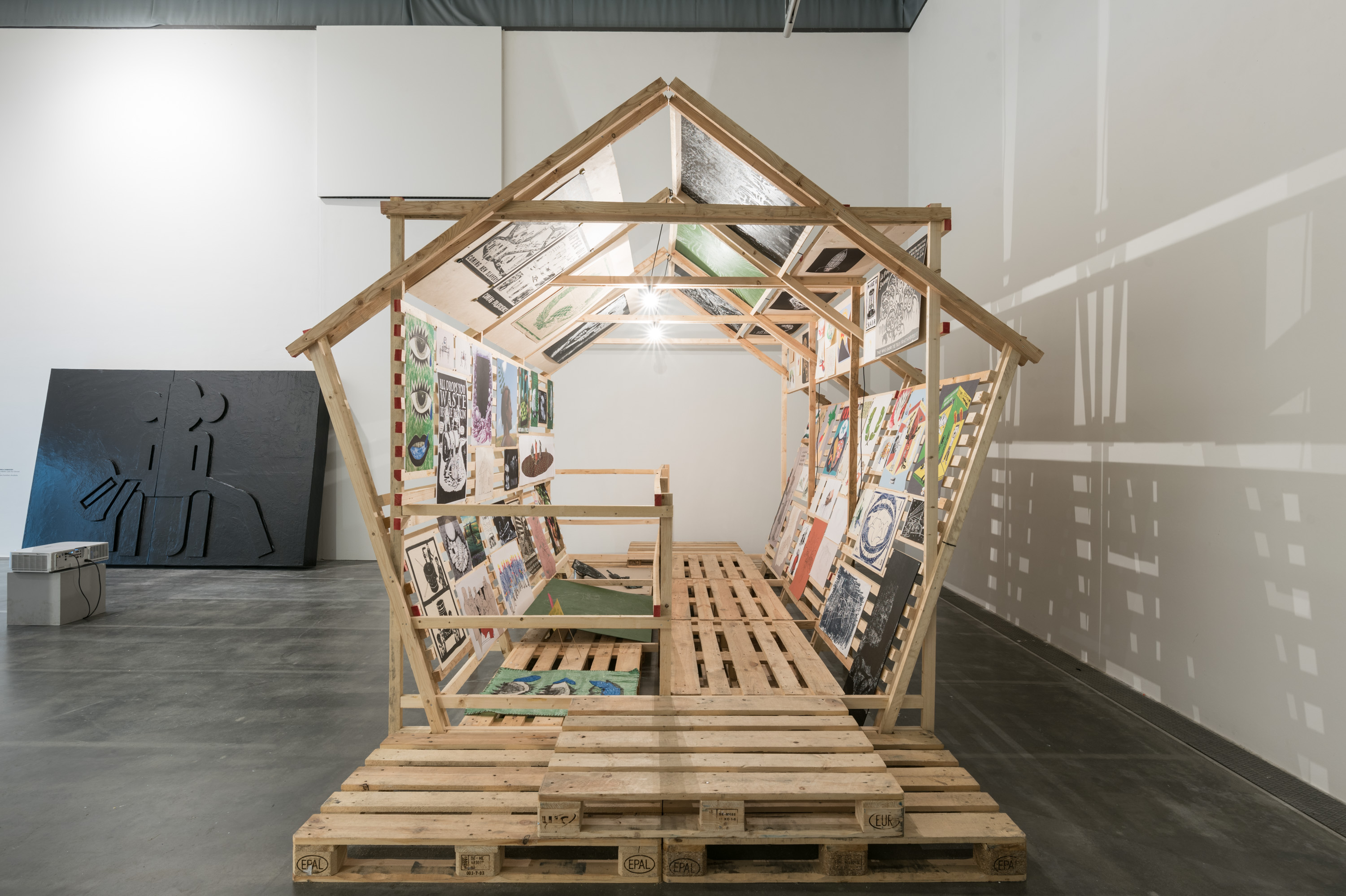 The photo shows the upper floor of the Edith Russ House with the artwork by Tamás Kaszás & Anikó Loránt as ex-artists' collective: Lost Wisdom. Photo © Edith-Russ-Haus