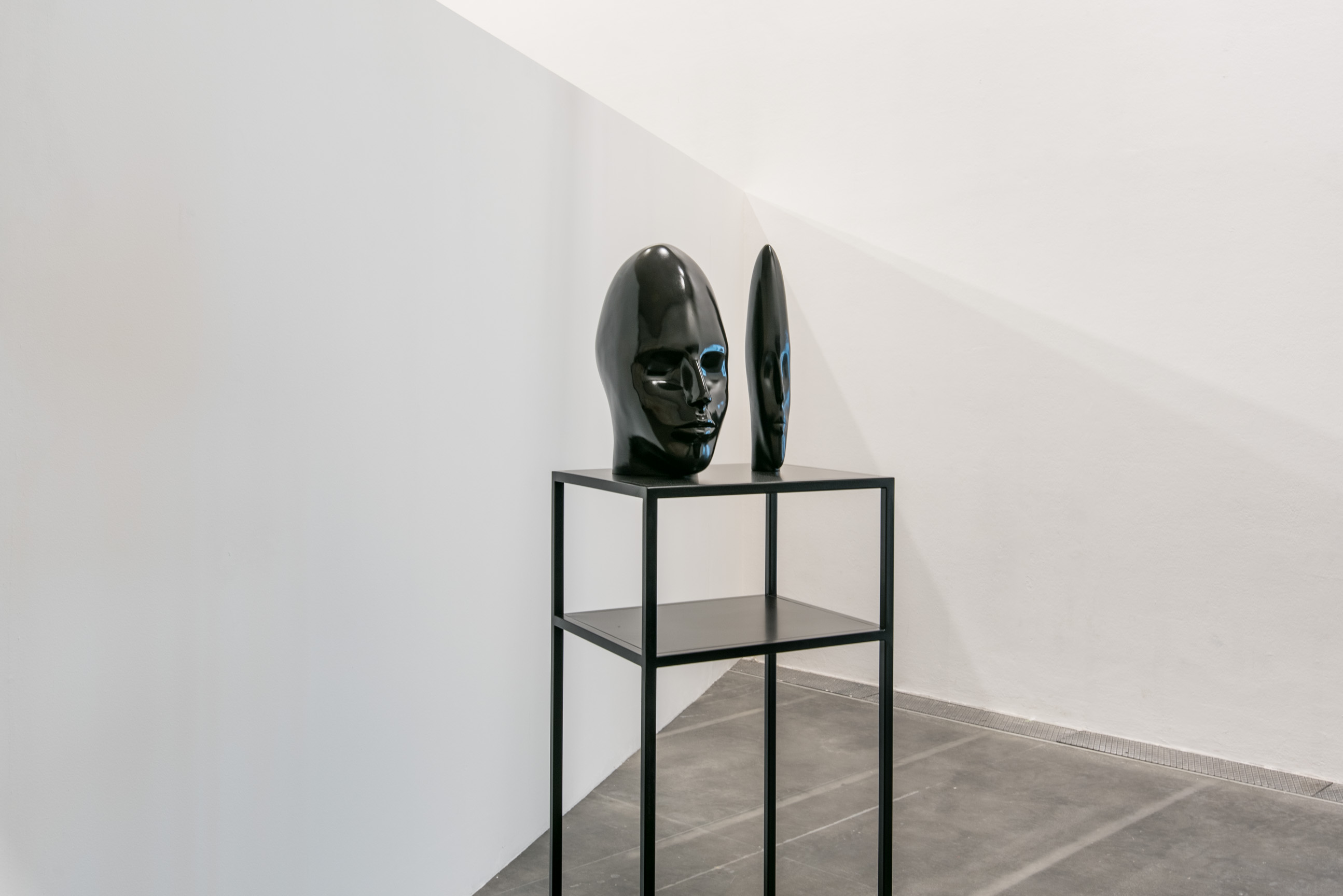 The photo shows the upper floor of the Edith Russ House with the artwork by Monika Zawadzki: Askew Heads. Photo © Edith-Russ-Haus