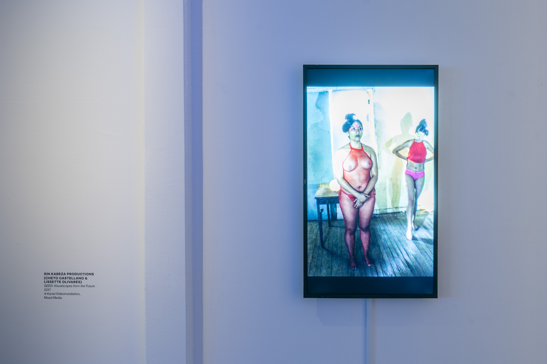 Das Foto zeigt das Untergeschoss des Edith-Russ-Hauses mit der Ausstellungsansicht For Beyond that Horizon Lies Another Horizon. Photo © Edith-Russ-Haus