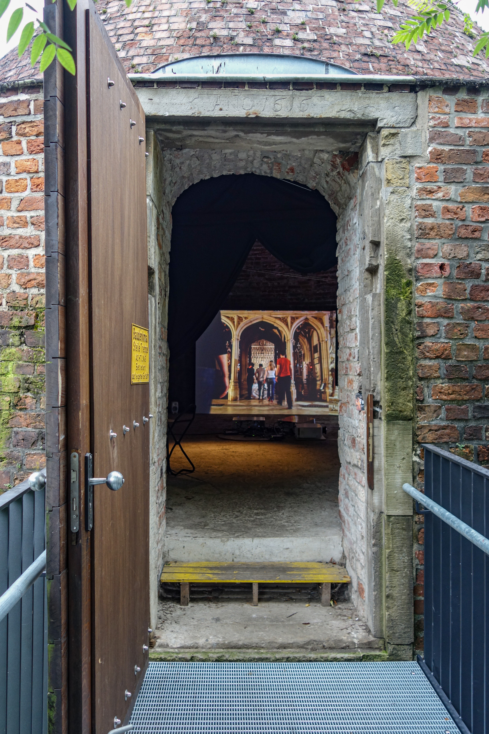 Das Foto zeigt den Pulverturm mit dem Kunstwerk von Sonia Boyce: For you, only you. Foto © Edith-Russ-Haus