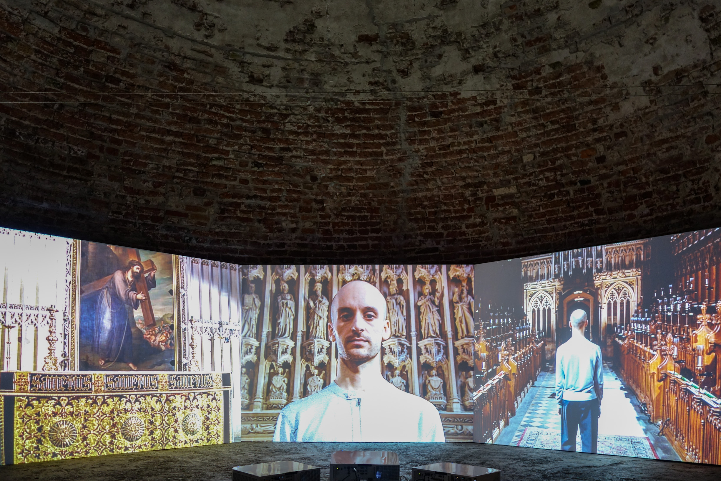 Das Foto zeigt den Pulverturm mit dem Kunstwerk von Sonia Boyce: For you, only you. Foto © Edith-Russ-Haus