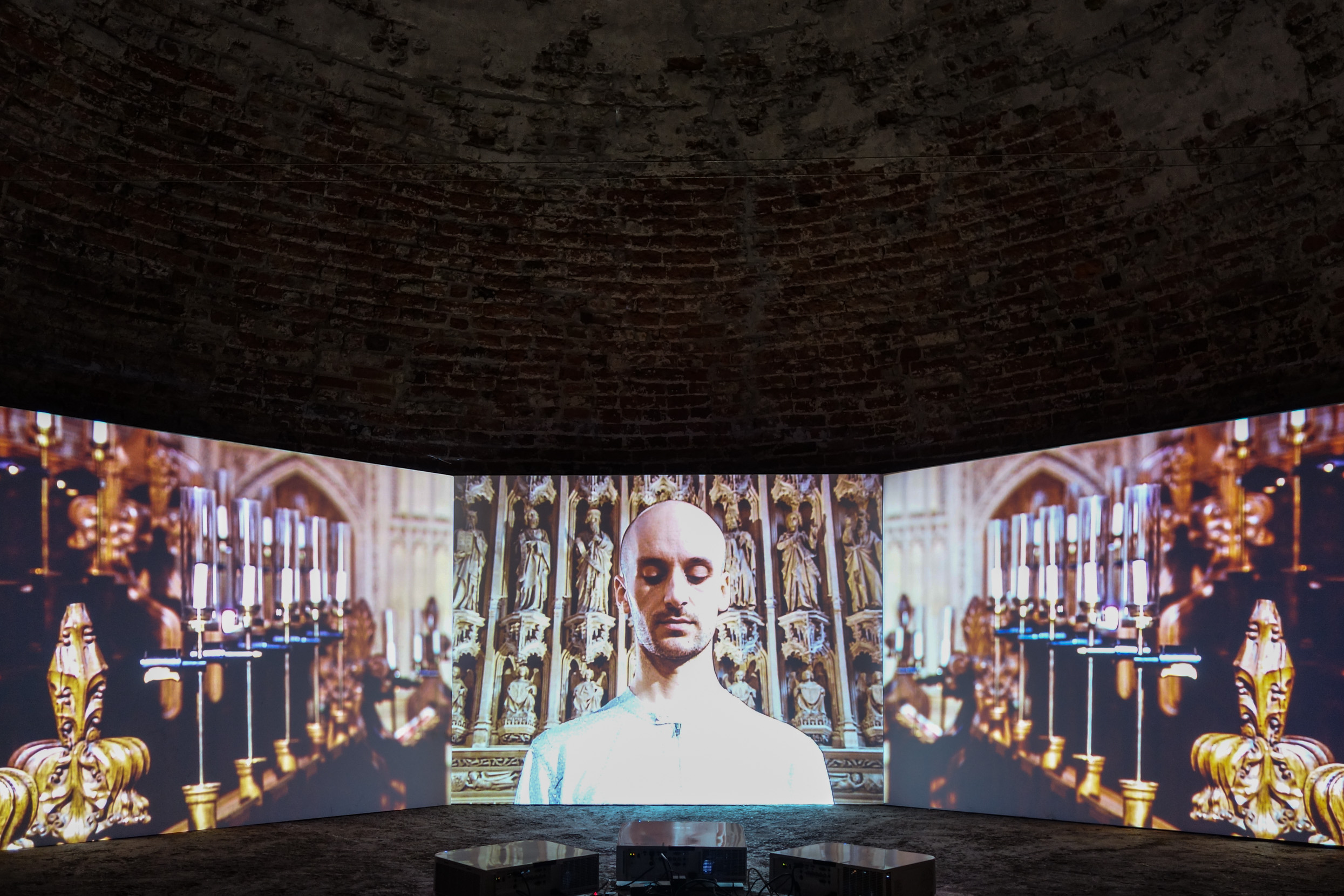 Das Foto zeigt den Pulverturm mit dem Kunstwerk von Sonia Boyce: For you, only you. Foto © Edith-Russ-Haus