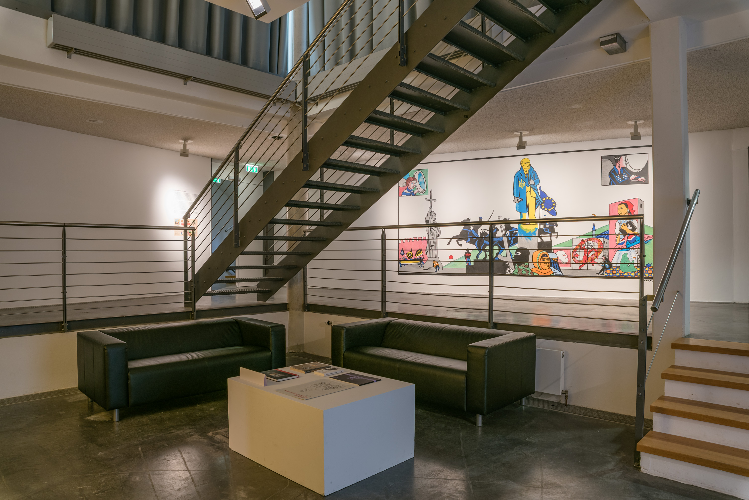 Das Foto zeigt das Untergeschoss des Edith-Russ-Hauses mit der Ausstellungsansicht Die neunte Kunst - Unwanted Stories. Foto © Edith-Russ-Haus