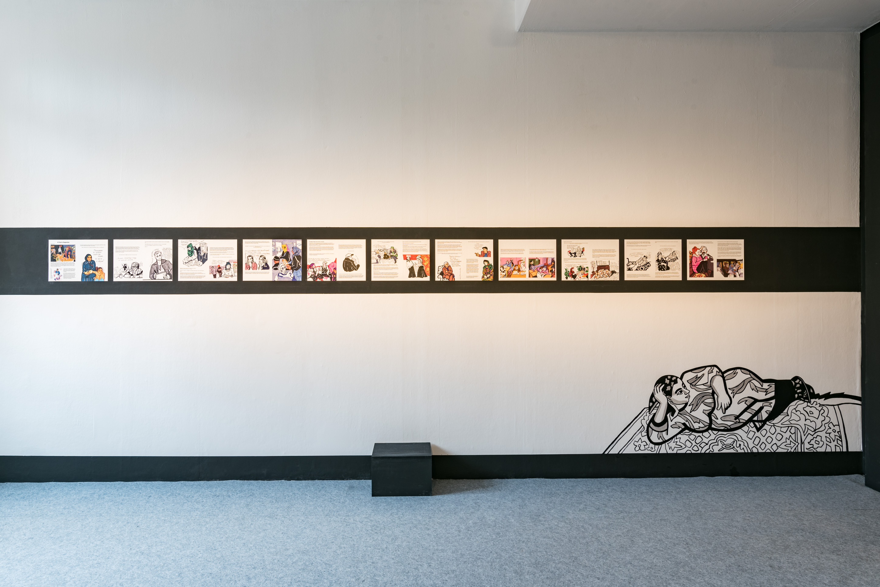 Das Foto zeigt das Untergeschoss des Edith-Russ-Hauses mit dem Kunstwerk von Victoria Lomasko: A Trip to Dagestan. Foto © Edith-Russ-Haus