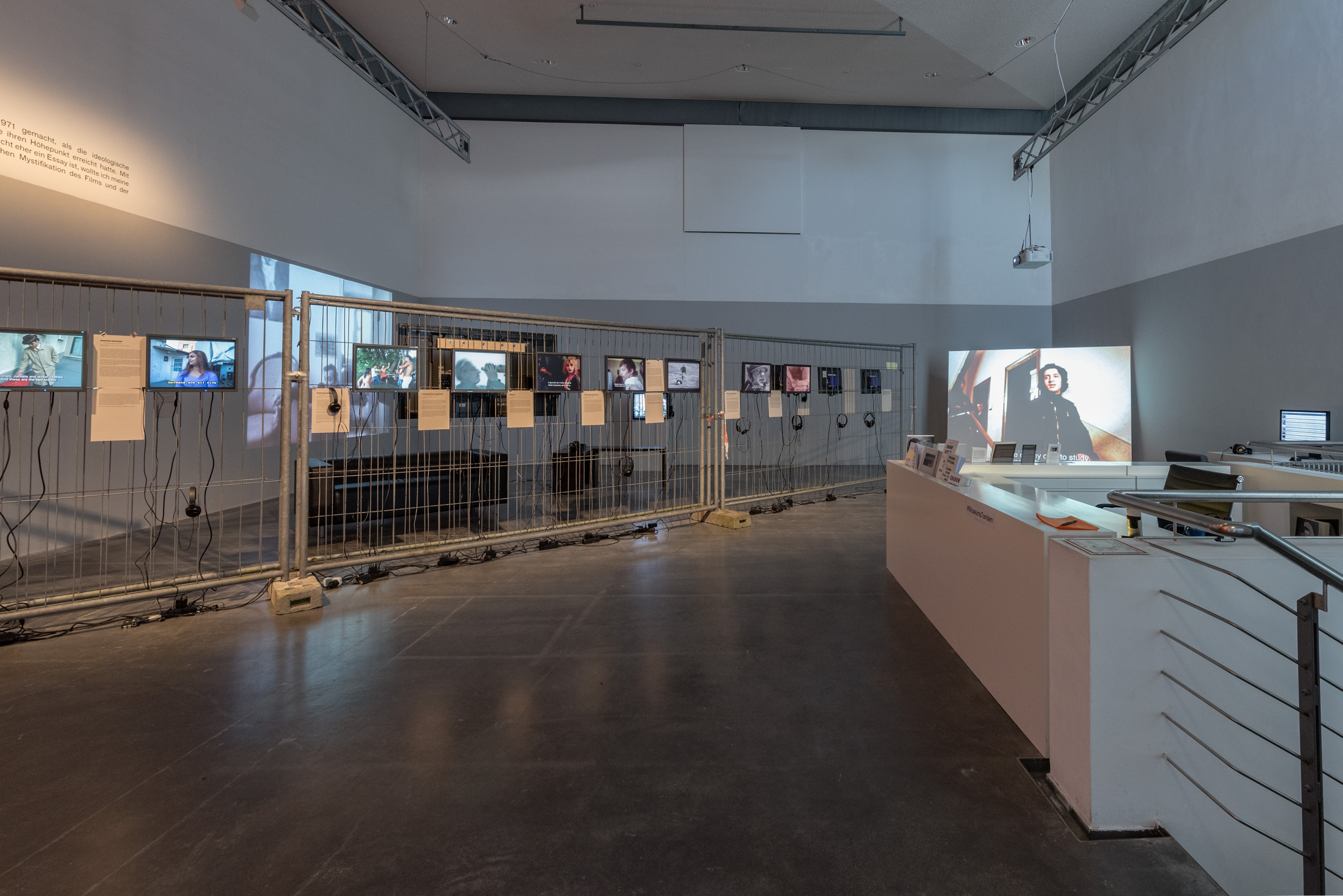Das Foto zeigt das Obergeschoss des Edith-Russ-Hauses mit der Ausstellungsansicht Želimir Žilnik: Shadow Citizens. Foto © Edith-Russ-Haus