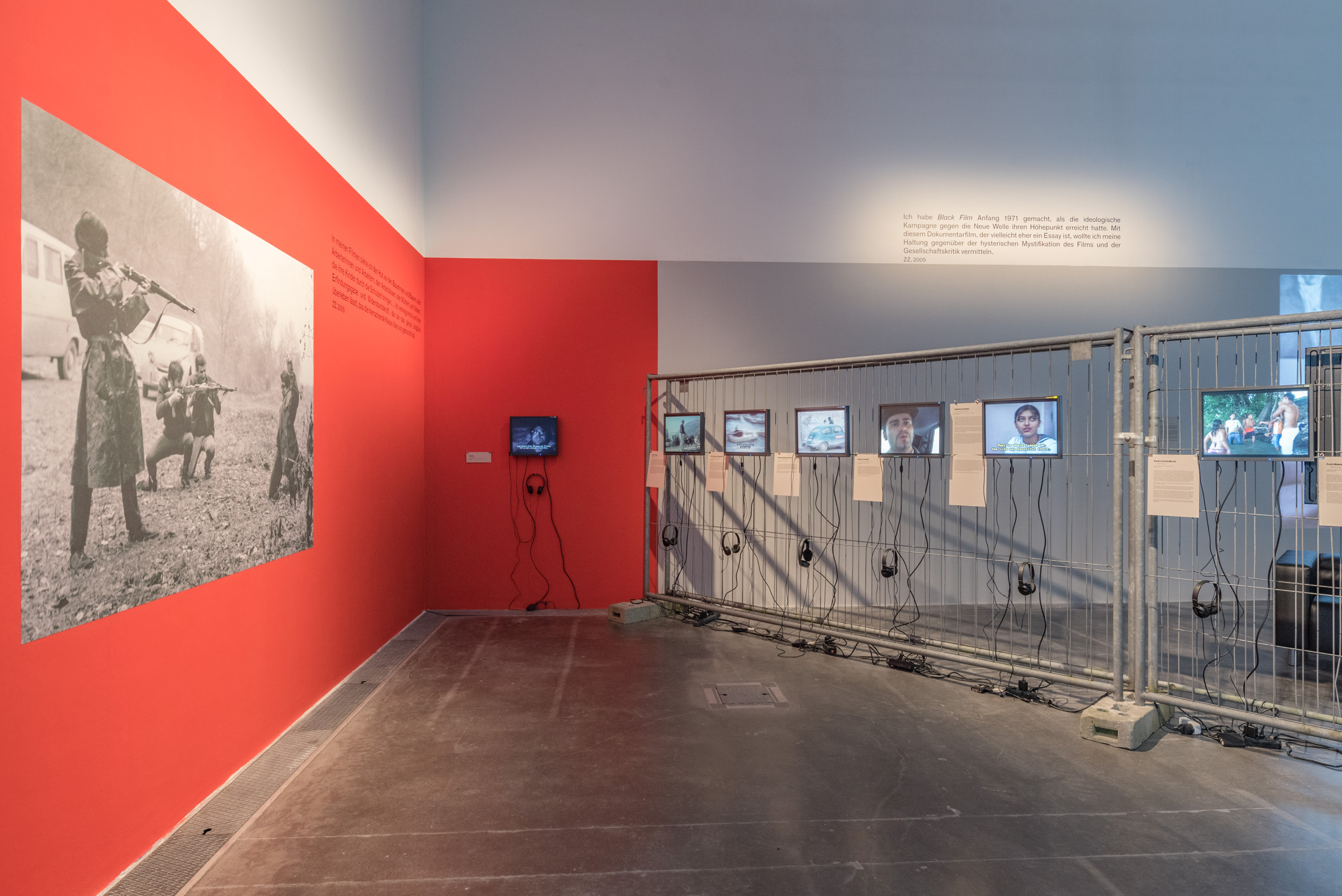 Das Foto zeigt das Obergeschoss des Edith-Russ-Hauses mit der Ausstellungsansicht Želimir Žilnik: Shadow Citizens. Foto © Edith-Russ-Haus
