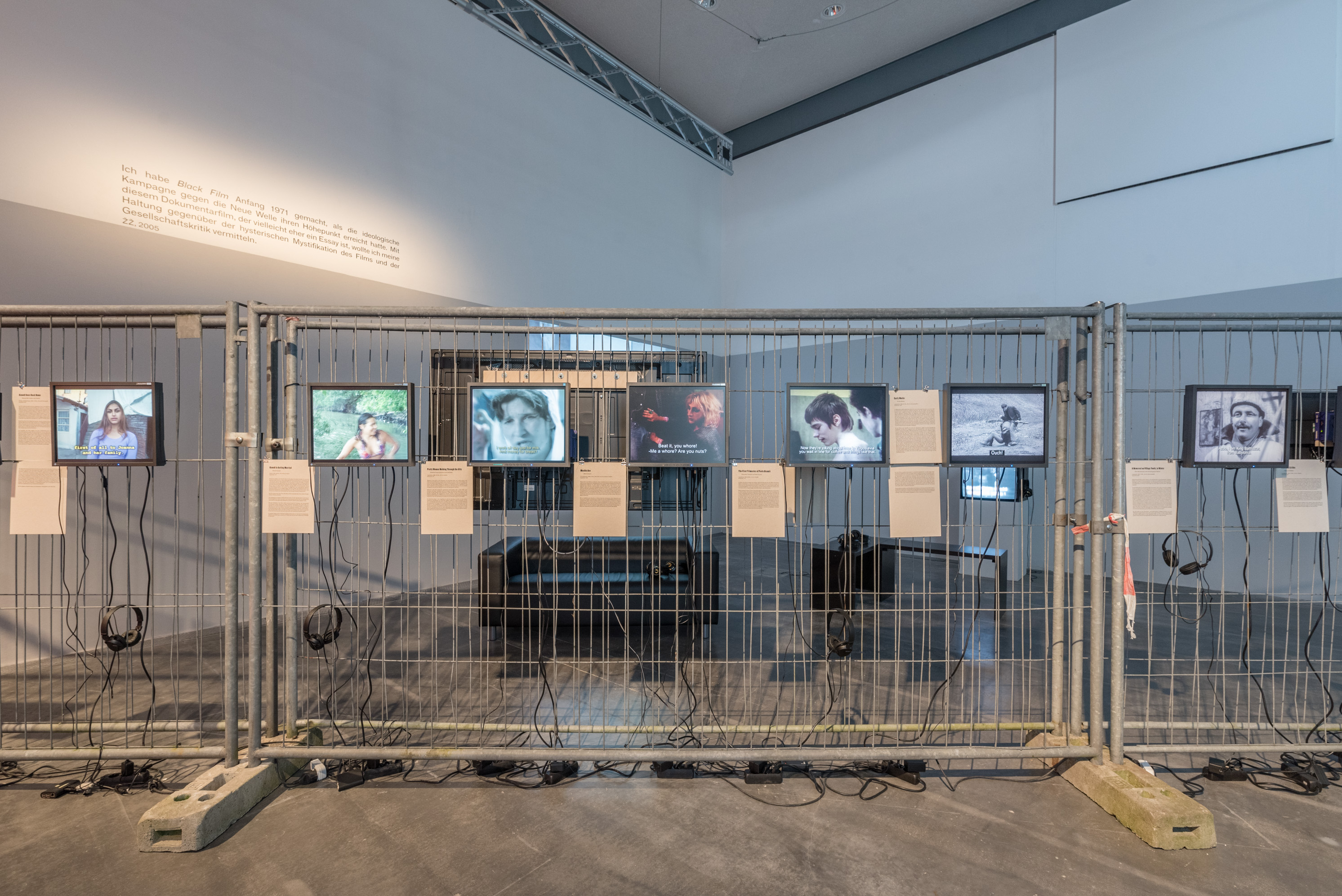 Das Foto zeigt das Obergeschoss des Edith-Russ-Hauses mit der Ausstellungsansicht Želimir Žilnik: Shadow Citizens. Foto © Edith-Russ-Haus