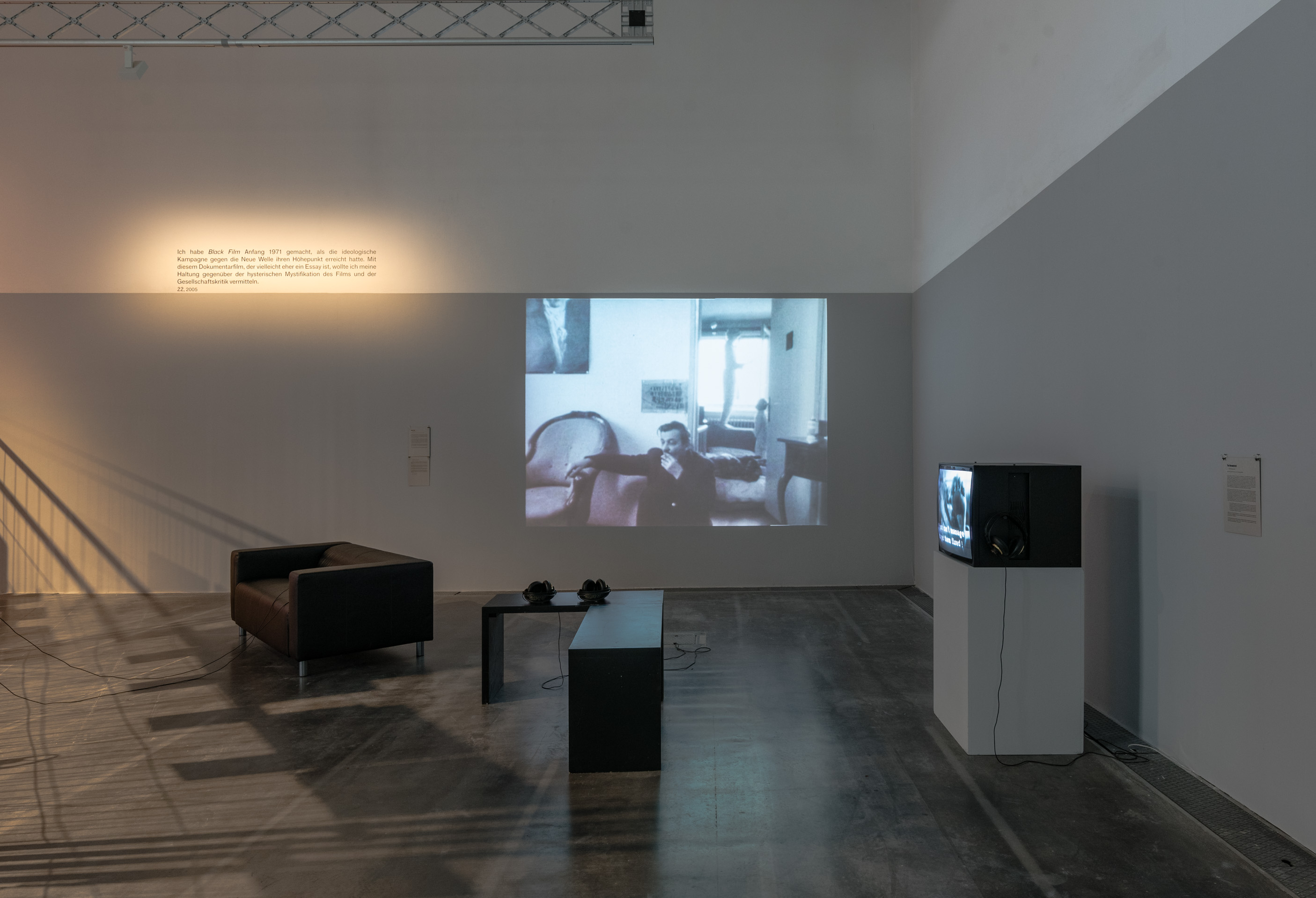 Das Foto zeigt das Obergeschoss des Edith-Russ-Hauses mit der Ausstellungsansicht Želimir Žilnik: Shadow Citizens. Foto © Edith-Russ-Haus