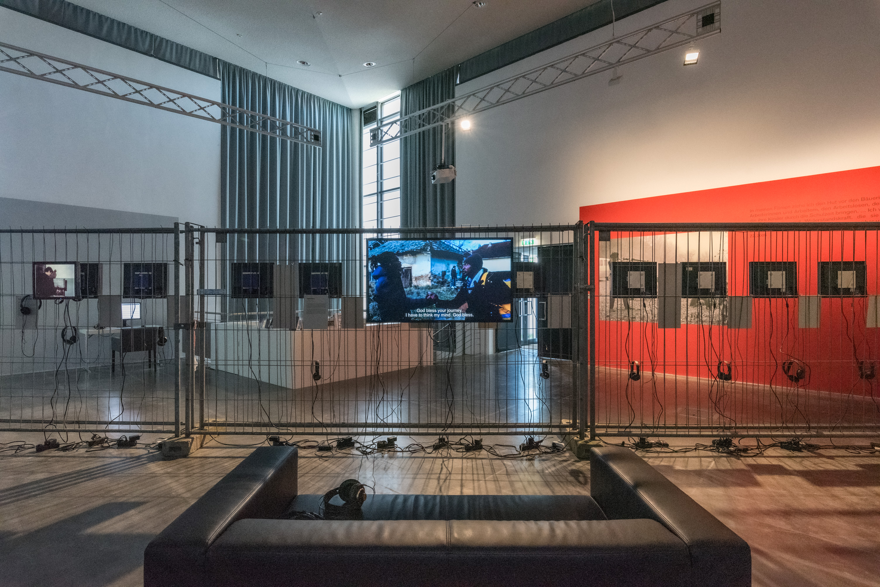Das Foto zeigt das Obergeschoss des Edith-Russ-Hauses mit der Ausstellungsansicht Želimir Žilnik: Shadow Citizens. Foto © Edith-Russ-Haus