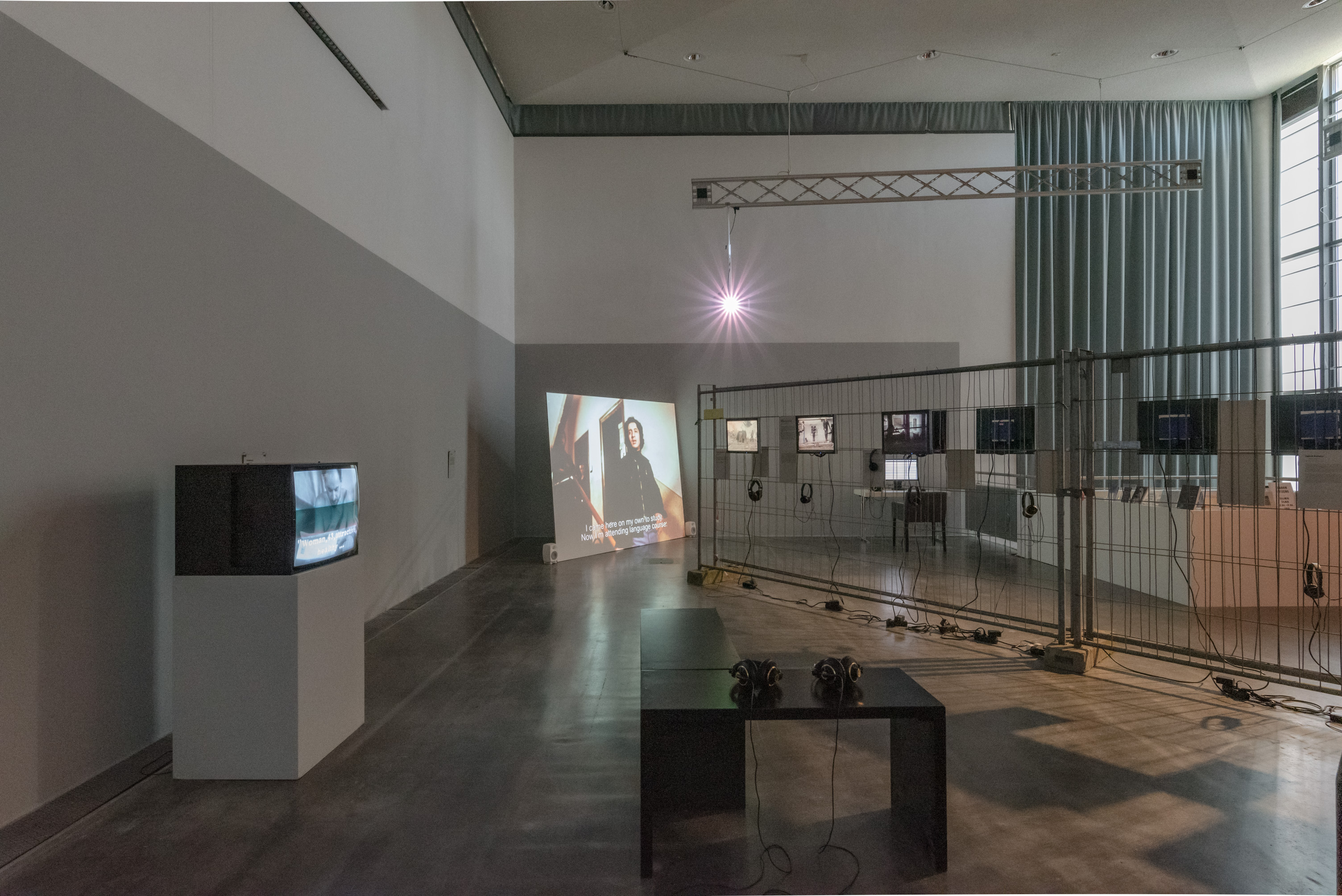 Das Foto zeigt das Obergeschoss des Edith-Russ-Hauses mit der Ausstellungsansicht Želimir Žilnik: Shadow Citizens. Foto © Edith-Russ-Haus