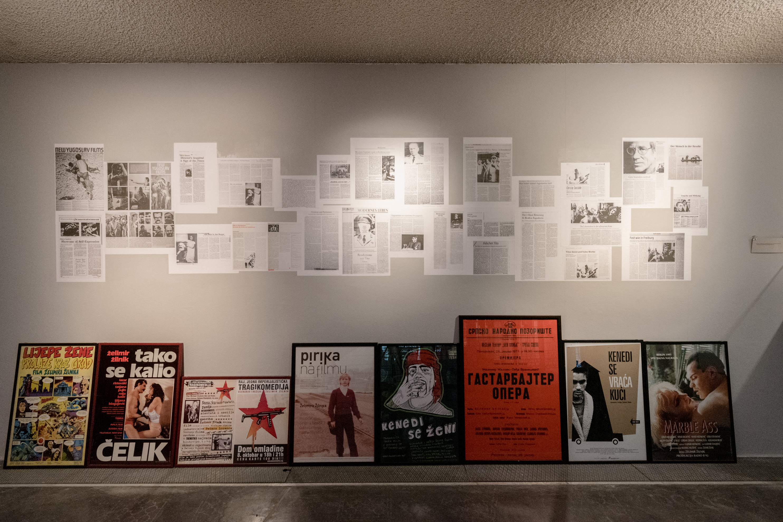 Das Foto zeigt das Untergeschoss des Edith-Russ-Hauses mit der Ausstellungsansicht Želimir Žilnik: Shadow Citizens. Foto © Edith-Russ-Haus