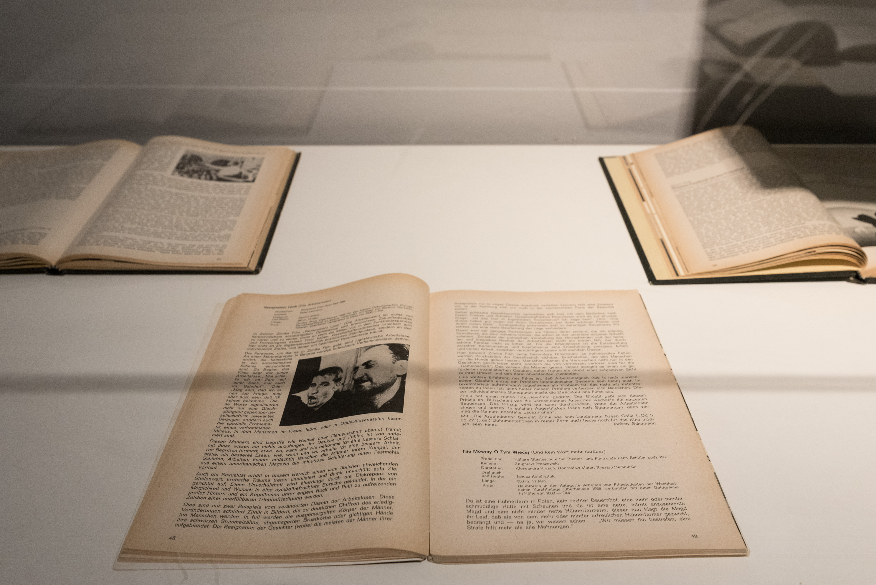 Das Foto zeigt das Untergeschoss des Edith-Russ-Hauses mit der Ausstellungsansicht Želimir Žilnik: Shadow Citizens. Foto © Edith-Russ-Haus