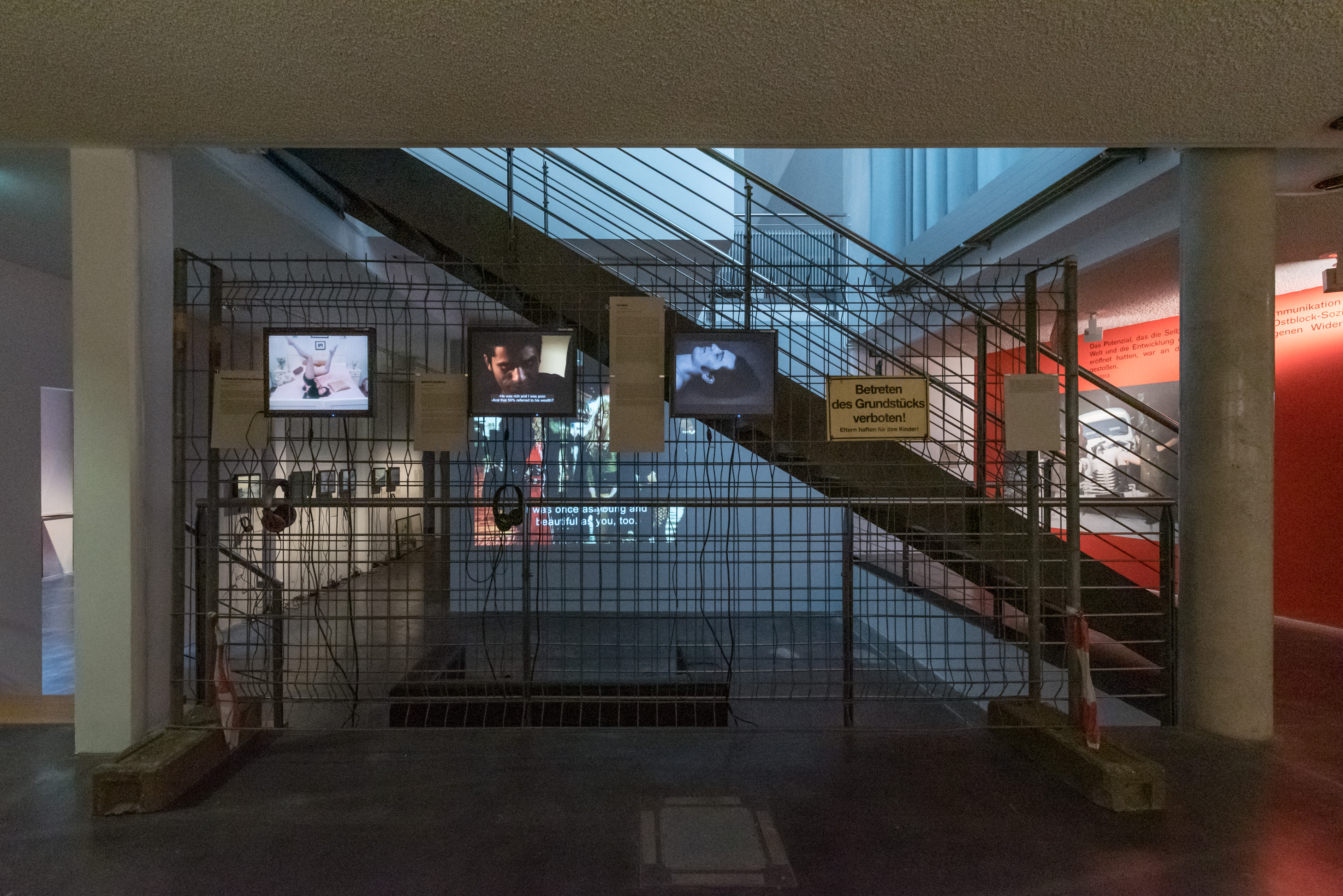 Das Foto zeigt das Untergeschoss des Edith-Russ-Hauses mit der Ausstellungsansicht Želimir Žilnik: Shadow Citizens. Foto © Edith-Russ-Haus