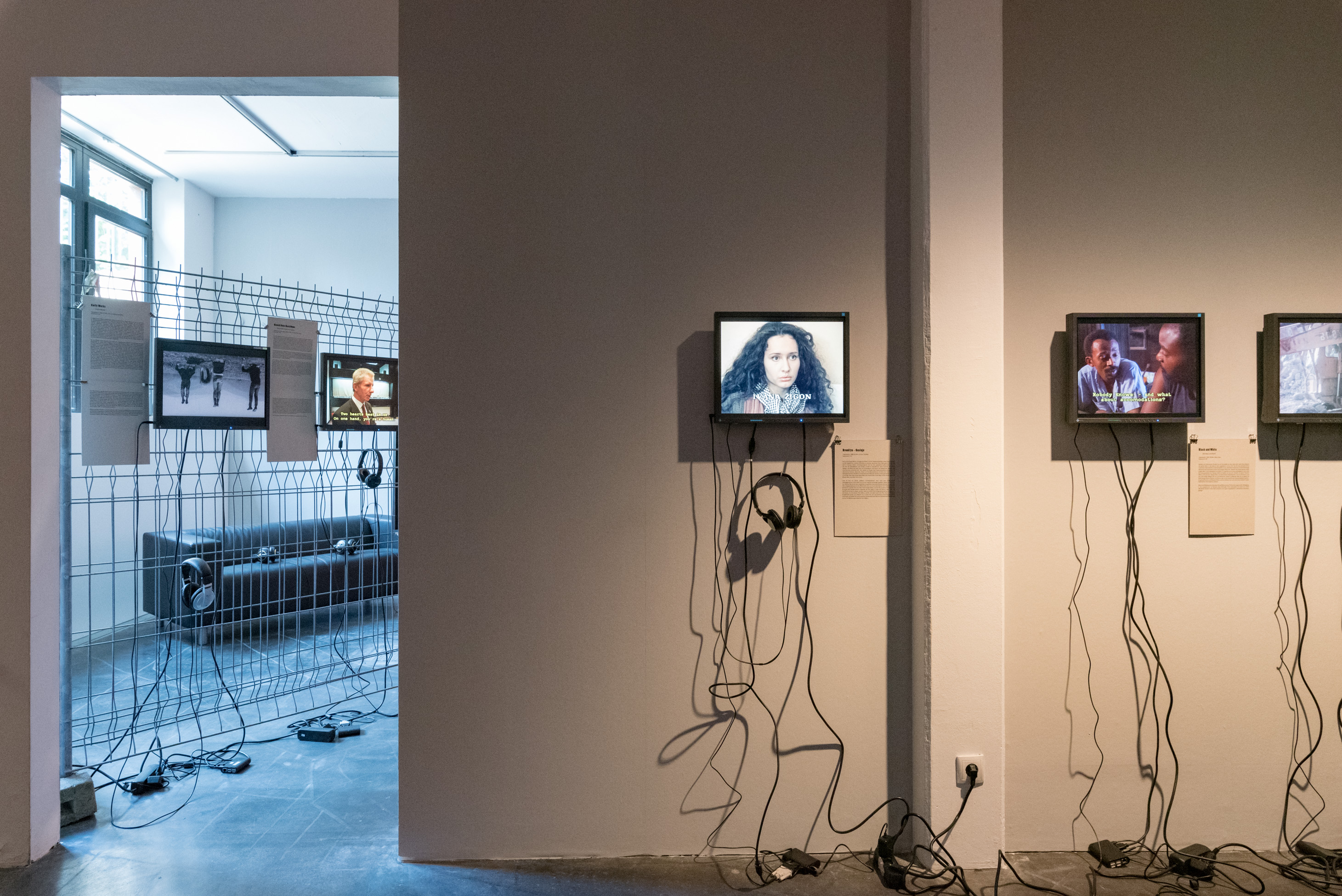 Das Foto zeigt das Untergeschoss des Edith-Russ-Hauses mit der Ausstellungsansicht Želimir Žilnik: Shadow Citizens. Foto © Edith-Russ-Haus