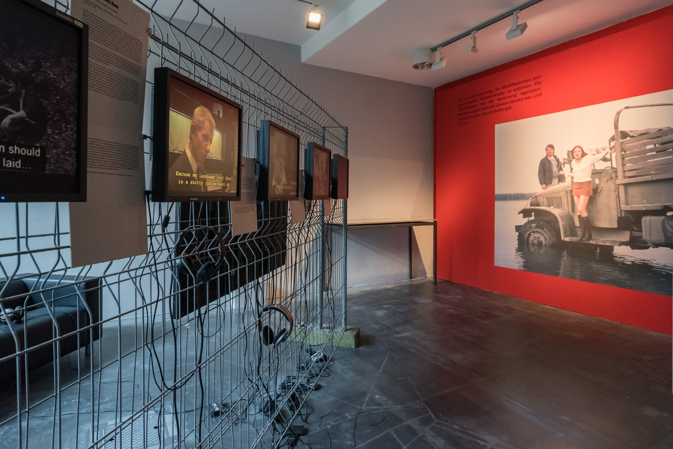 Das Foto zeigt das Untergeschoss des Edith-Russ-Hauses mit der Ausstellungsansicht Želimir Žilnik: Shadow Citizens. Foto © Edith-Russ-Haus