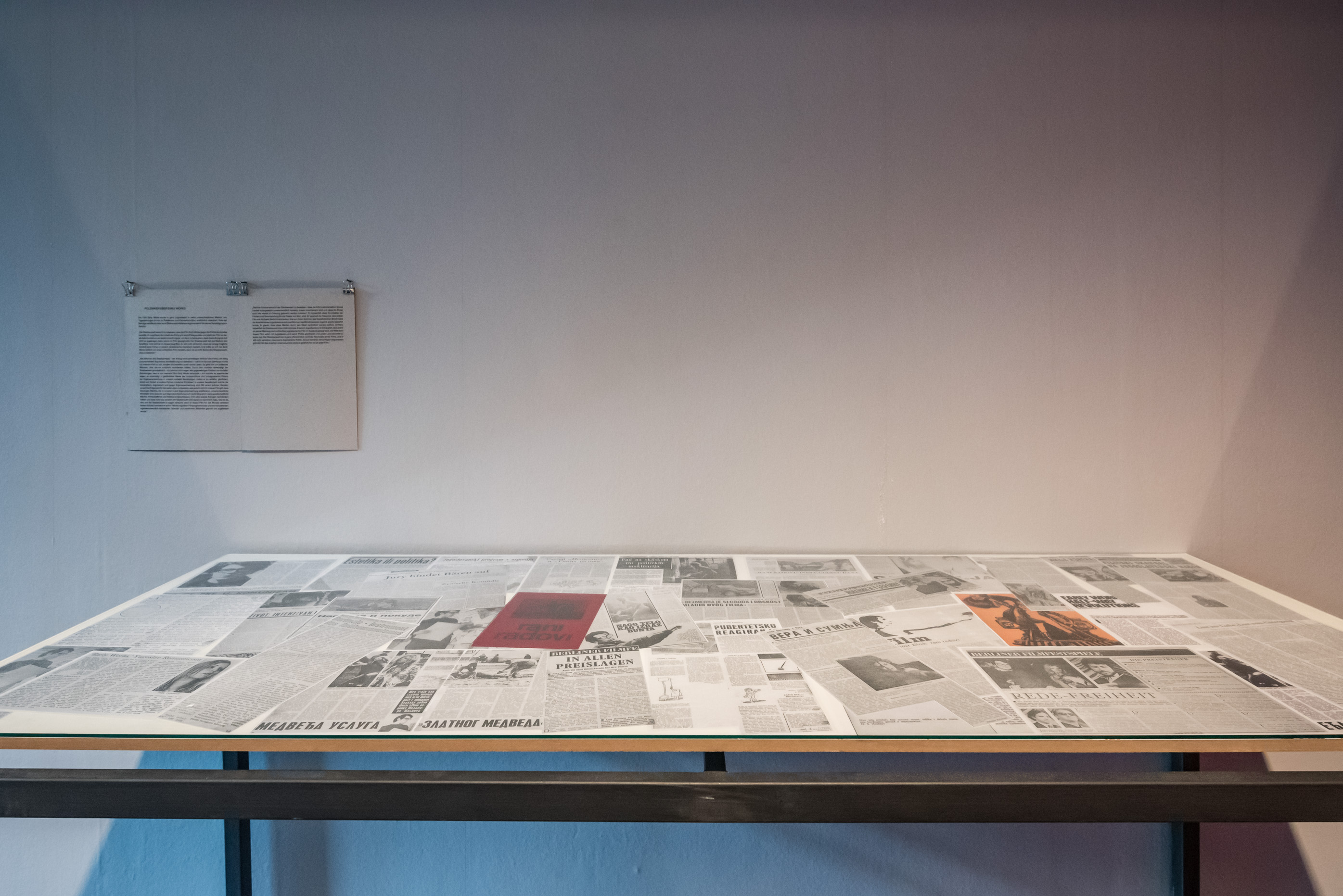 Das Foto zeigt das Untergeschoss des Edith-Russ-Hauses mit der Ausstellungsansicht Želimir Žilnik: Shadow Citizens. Foto © Edith-Russ-Haus