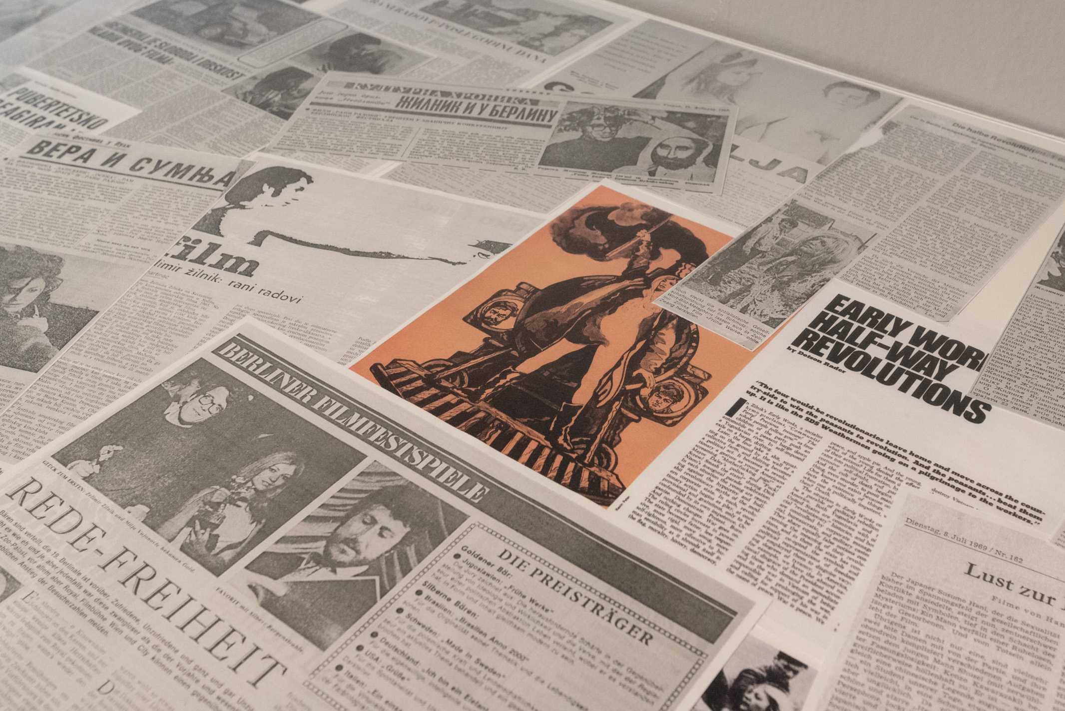Das Foto zeigt das Untergeschoss des Edith-Russ-Hauses mit der Ausstellungsansicht Želimir Žilnik: Shadow Citizens. Foto © Edith-Russ-Haus