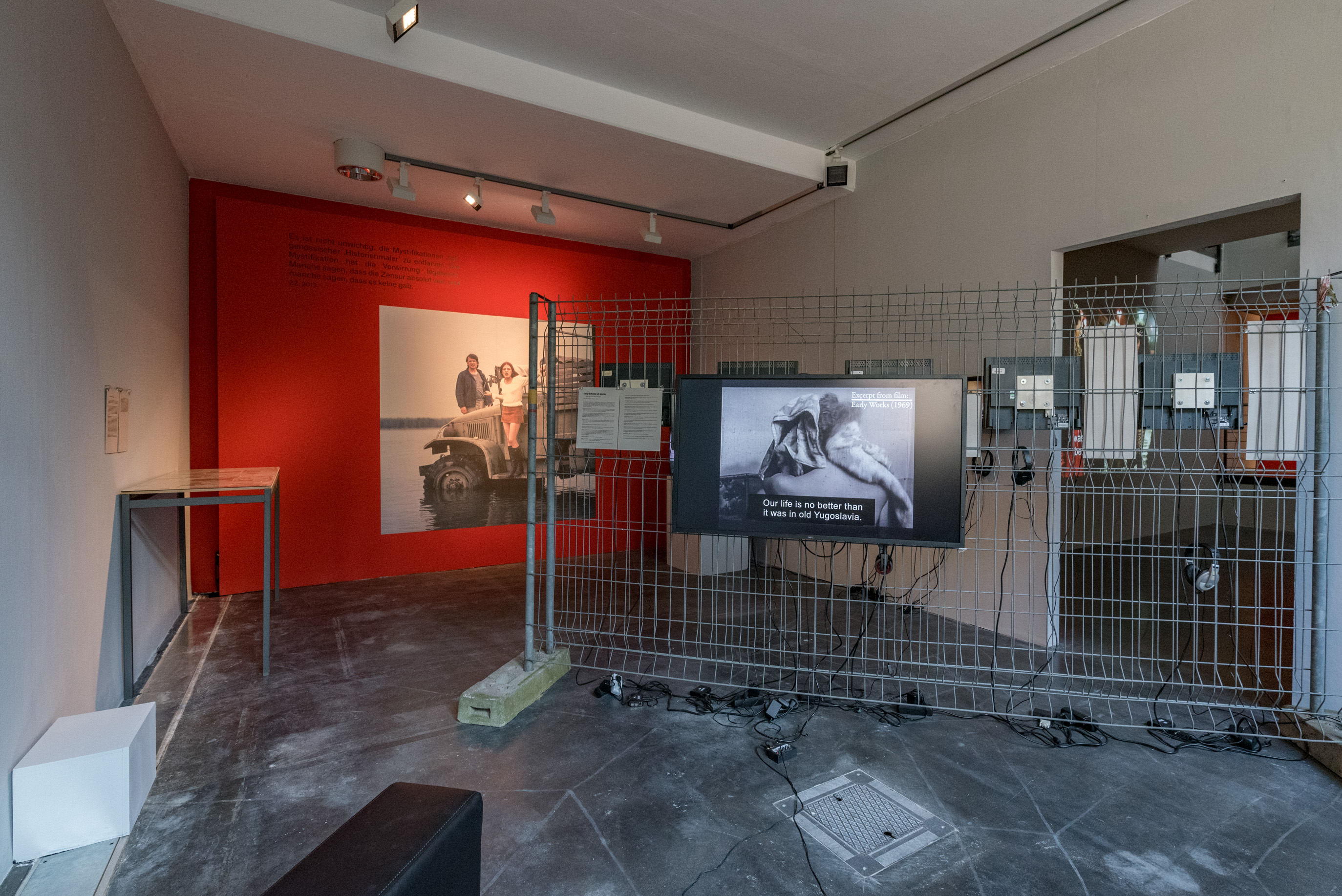 Das Foto zeigt das Untergeschoss des Edith-Russ-Hauses mit der Ausstellungsansicht Želimir Žilnik: Shadow Citizens. Foto © Edith-Russ-Haus