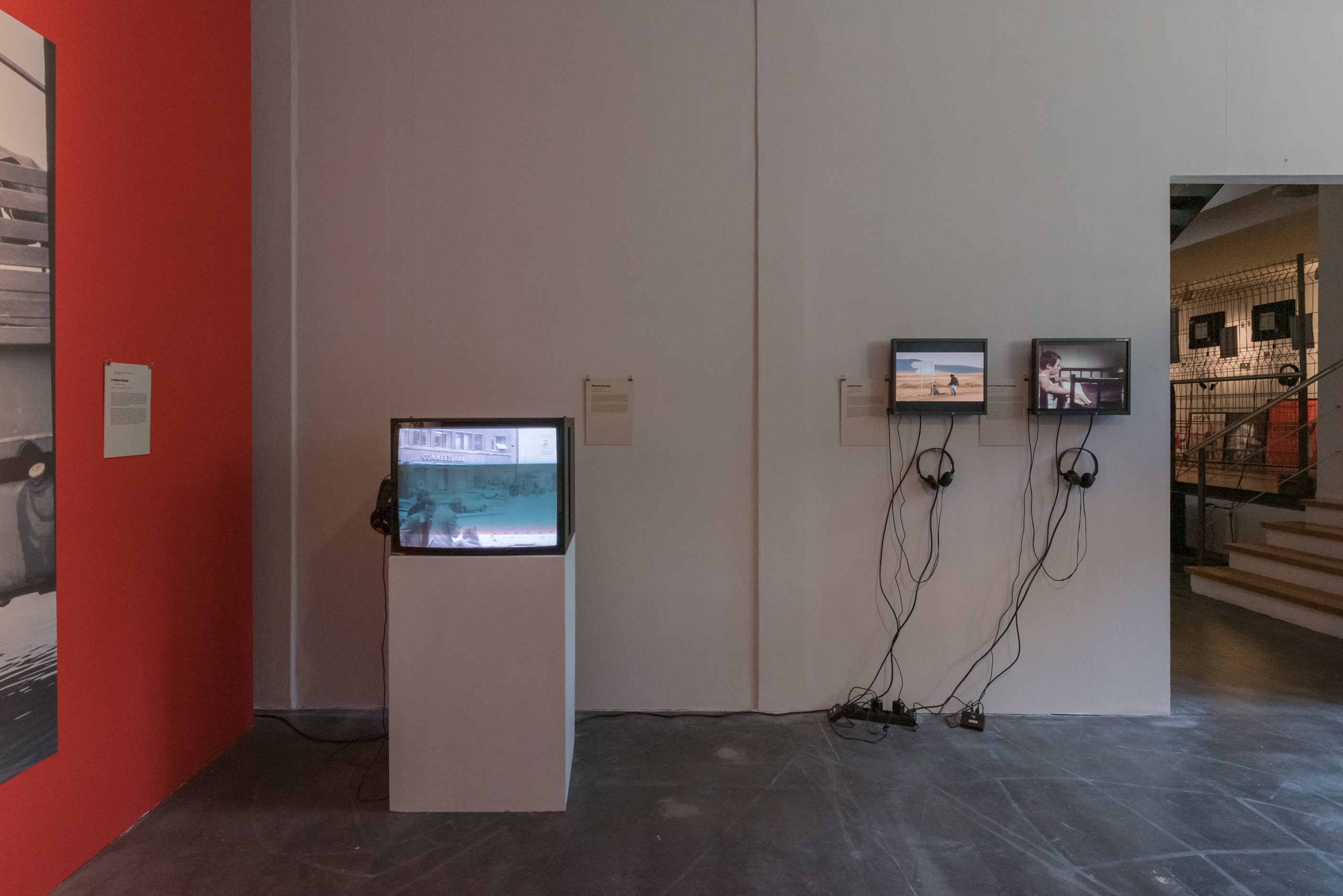 Das Foto zeigt das Untergeschoss des Edith-Russ-Hauses mit der Ausstellungsansicht Želimir Žilnik: Shadow Citizens. Foto © Edith-Russ-Haus