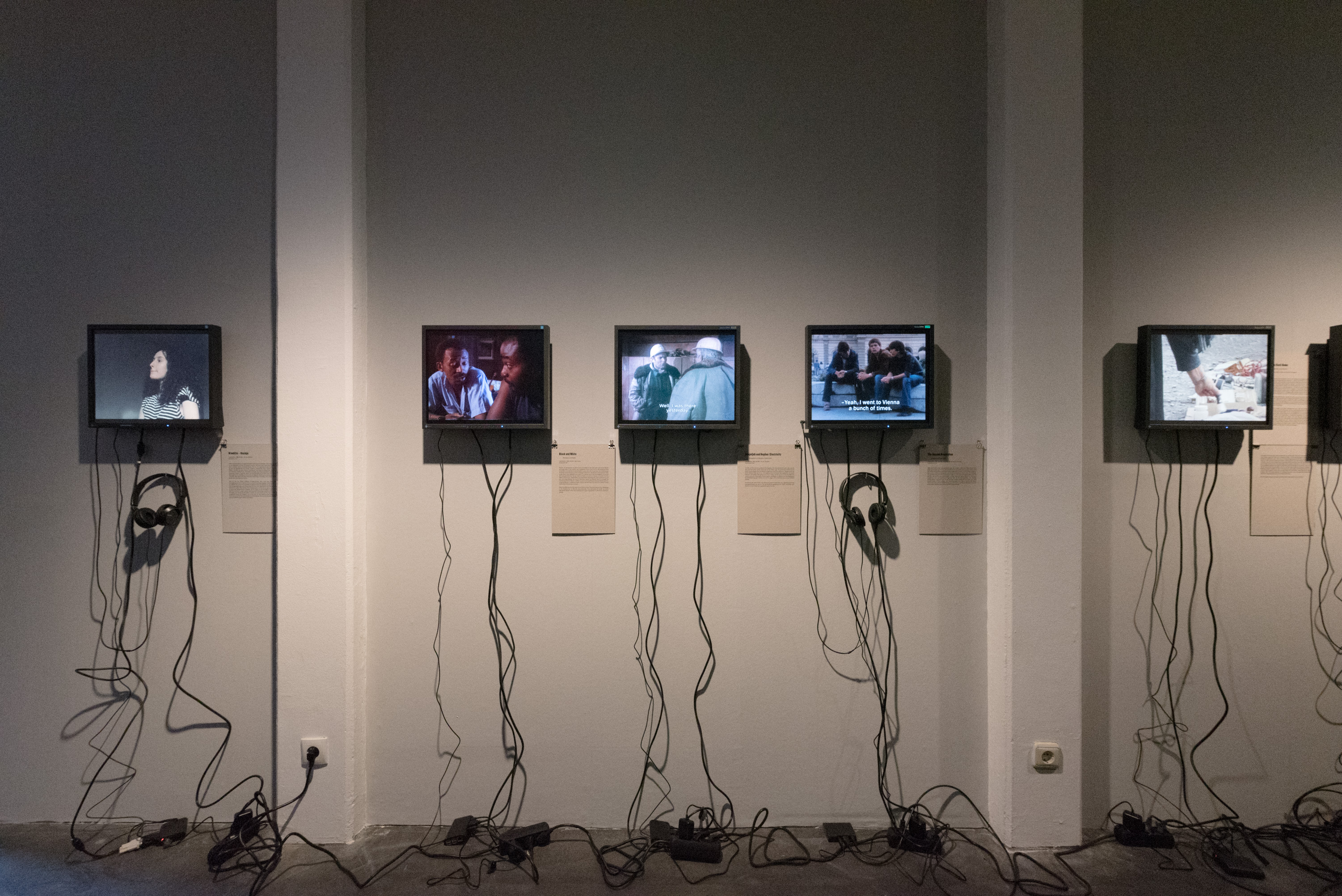 Das Foto zeigt das Untergeschoss des Edith-Russ-Hauses mit der Ausstellungsansicht Želimir Žilnik: Shadow Citizens. Foto © Edith-Russ-Haus