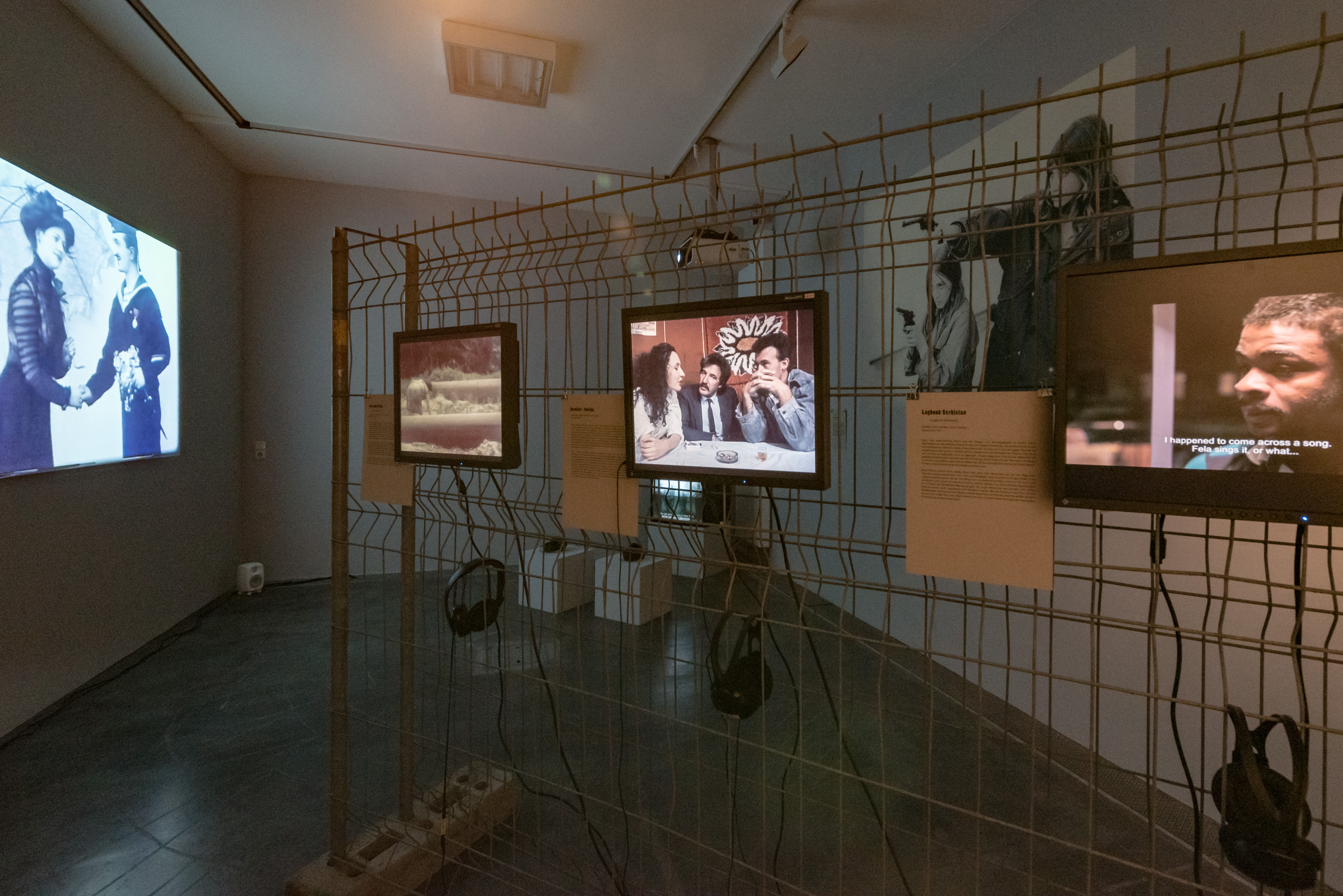 Das Foto zeigt das Untergeschoss des Edith-Russ-Hauses mit der Ausstellungsansicht Želimir Žilnik: Shadow Citizens. Foto © Edith-Russ-Haus