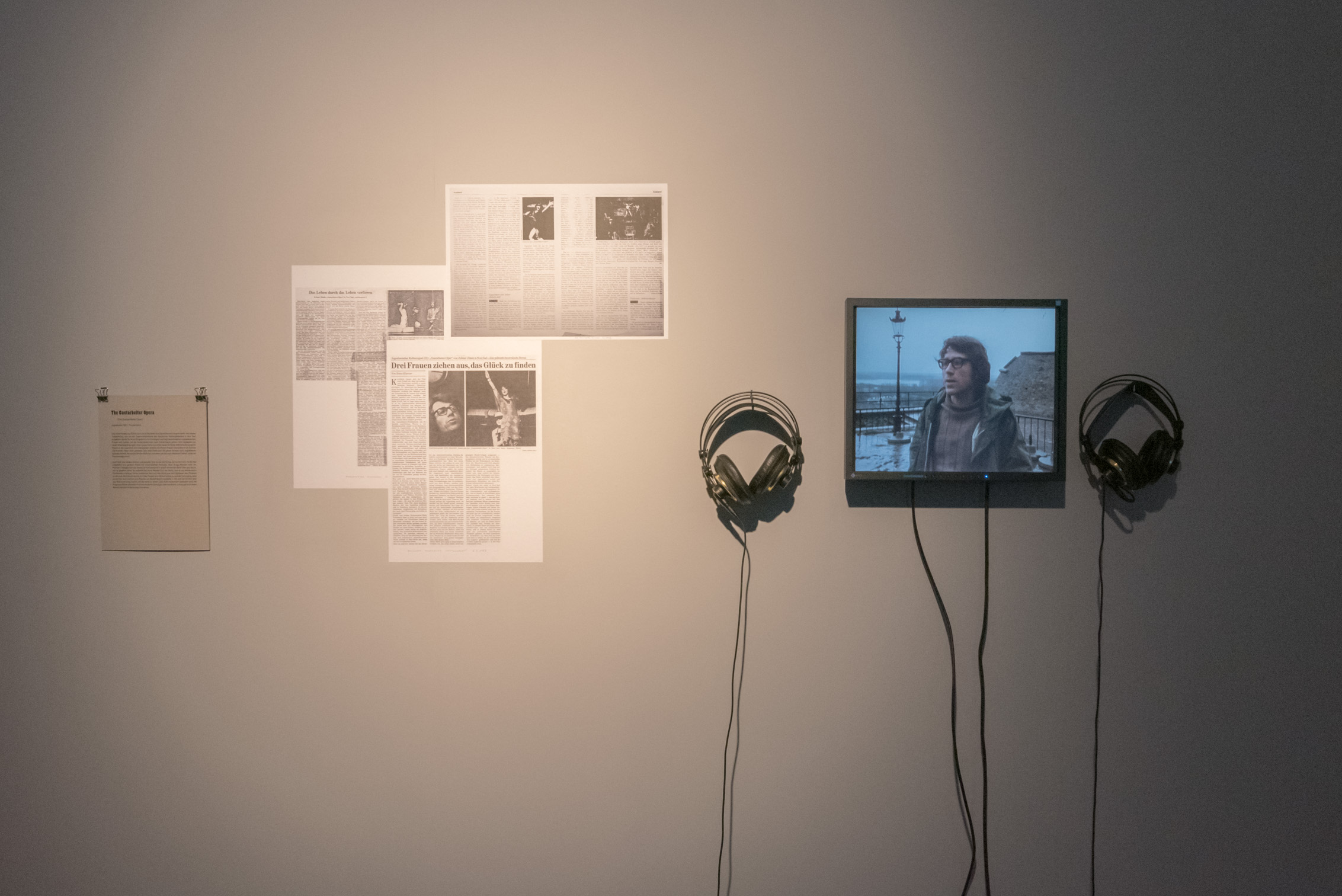 Das Foto zeigt das Untergeschoss des Edith-Russ-Hauses mit der Ausstellungsansicht Želimir Žilnik: Shadow Citizens. Foto © Edith-Russ-Haus