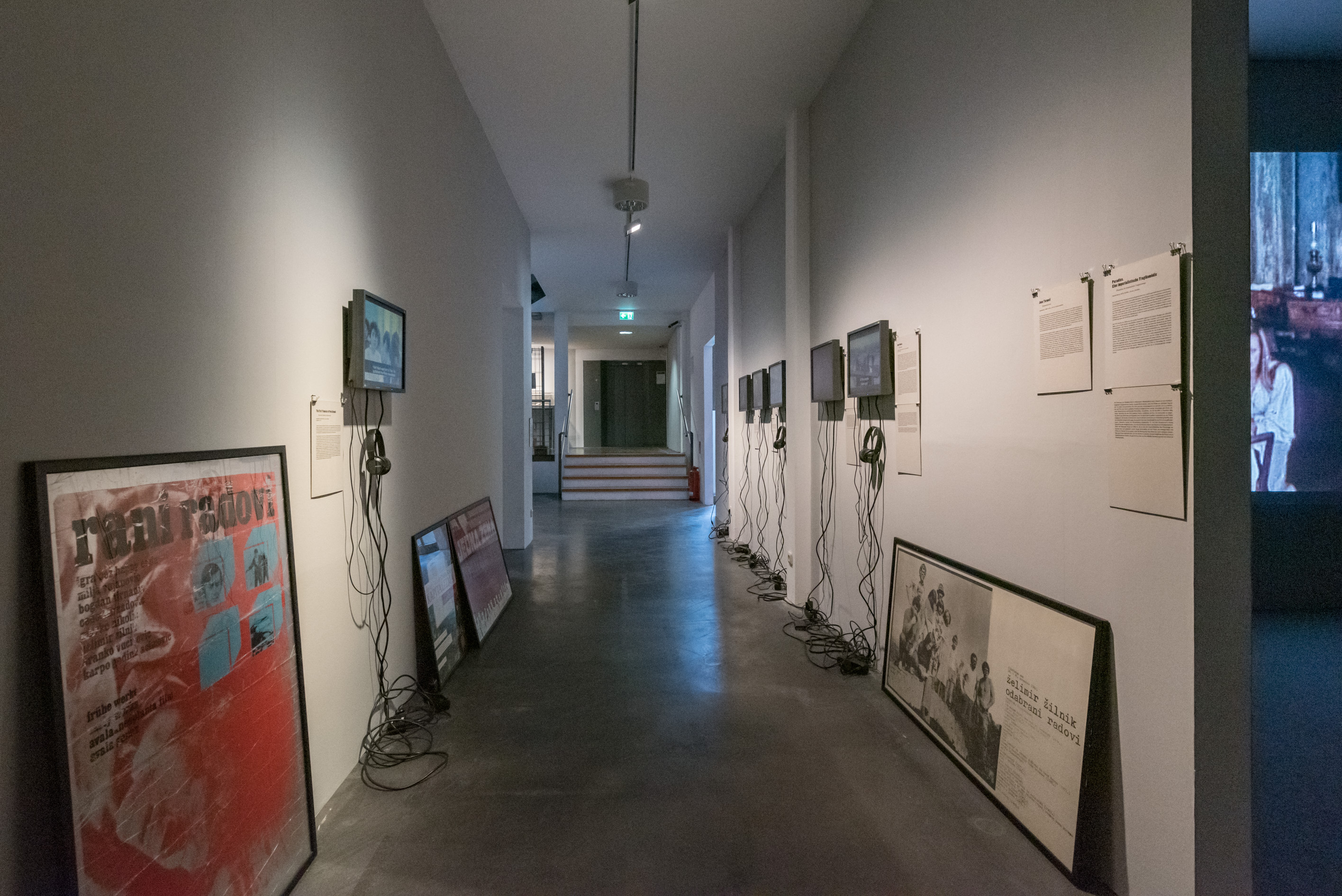 Das Foto zeigt das Untergeschoss des Edith-Russ-Hauses mit der Ausstellungsansicht Želimir Žilnik: Shadow Citizens. Foto © Edith-Russ-Haus