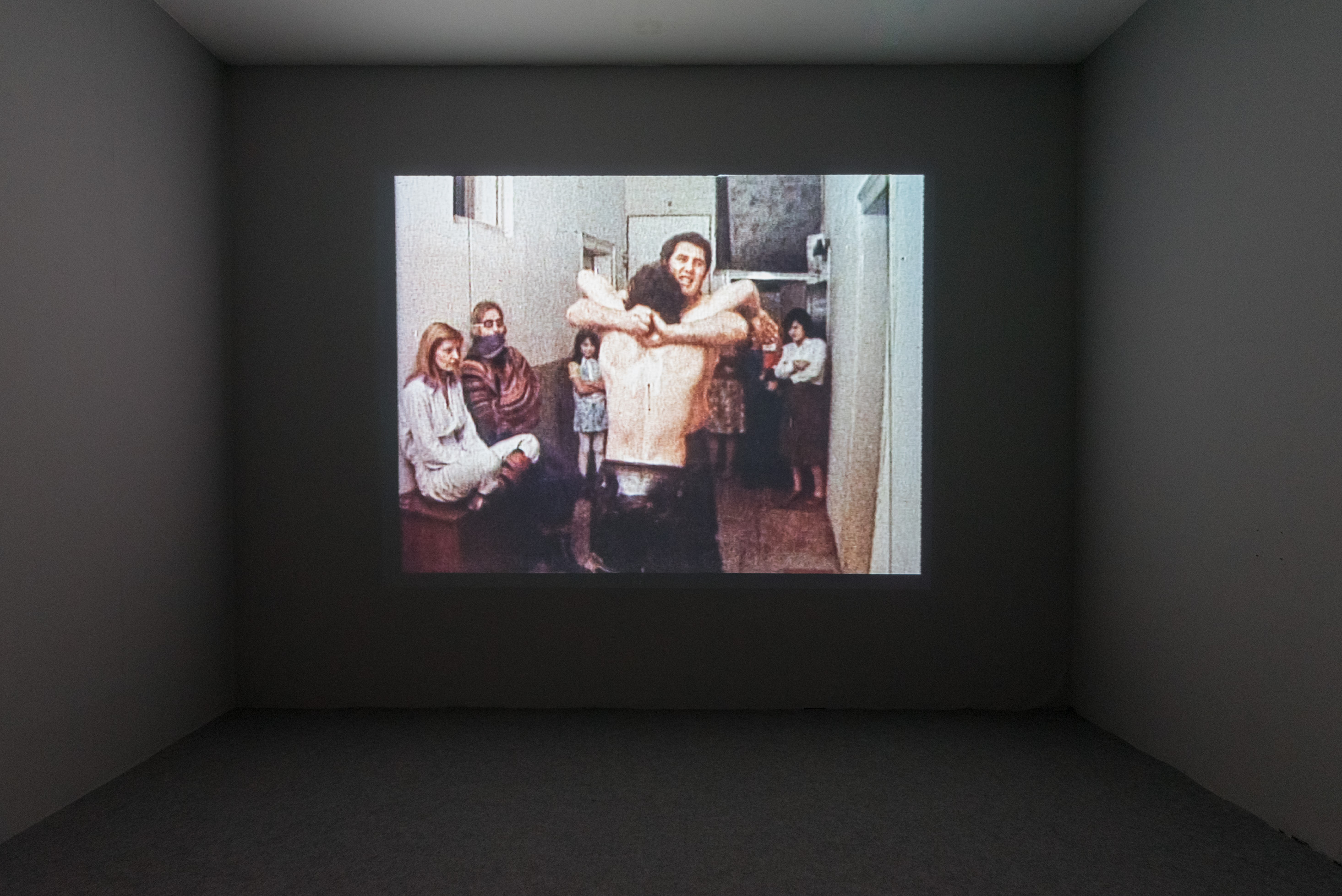 Das Foto zeigt das Untergeschoss des Edith-Russ-Hauses mit der Ausstellungsansicht Želimir Žilnik: Shadow Citizens. Foto © Edith-Russ-Haus