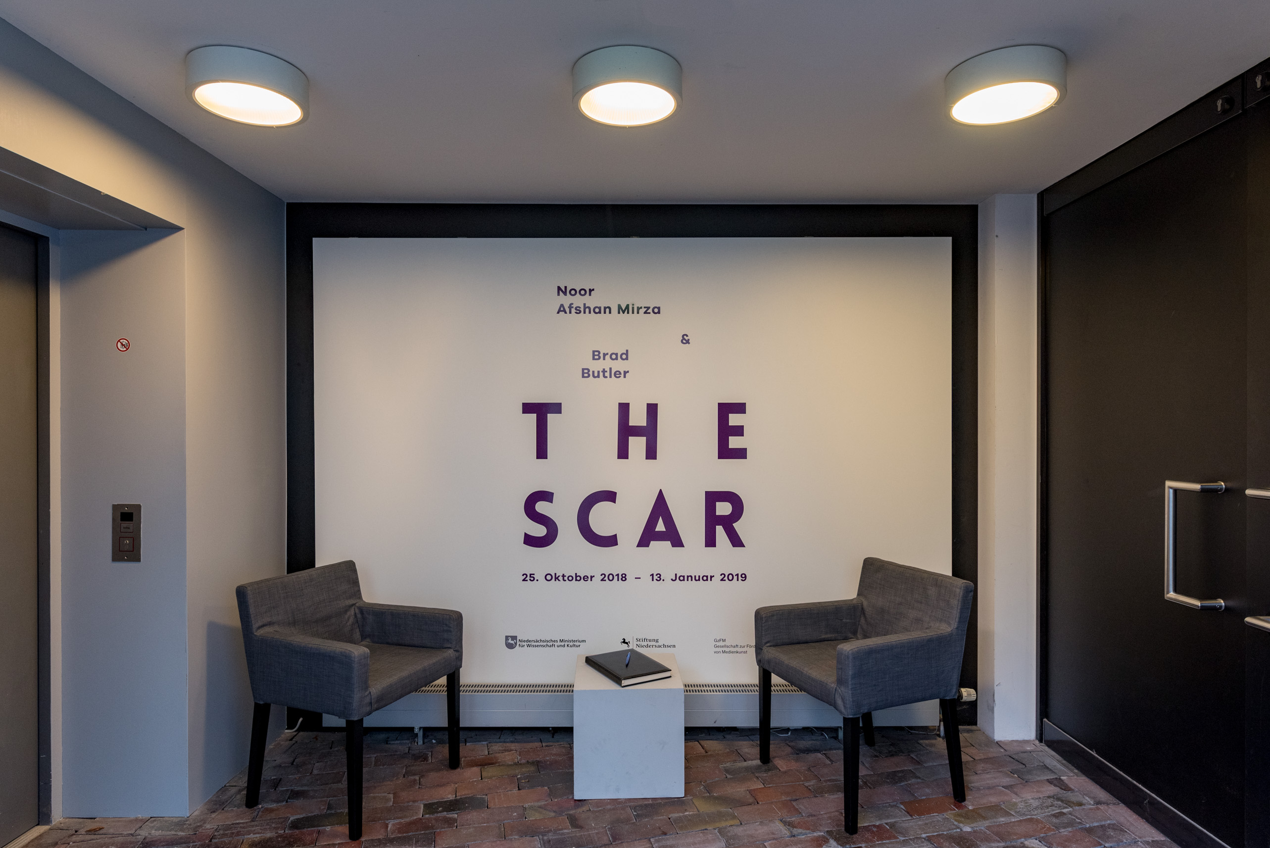 Das Foto zeigt den Eingangsbereich des Edith-Russ-Hauses mit der Ausstellungsansicht Noor Afshan Mirza & Brad Butler: The Scar. Foto © Edith-Russ-Haus