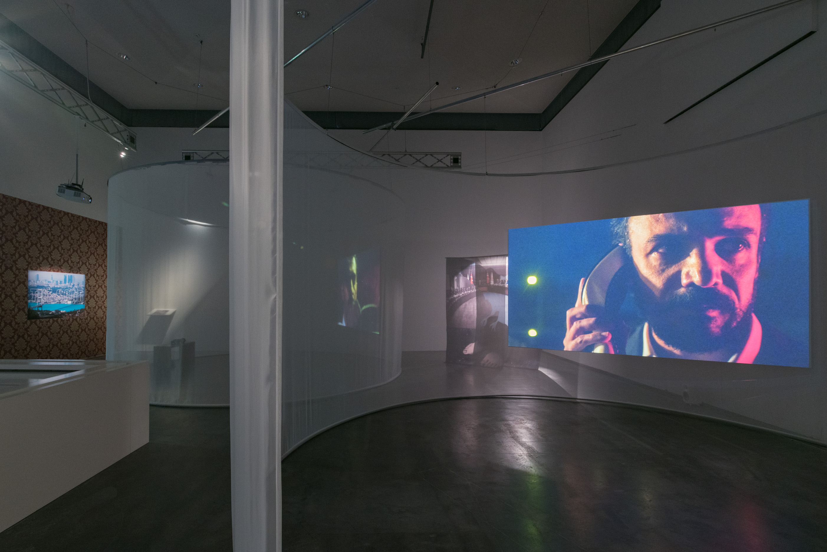 Das Foto zeigt das Obergeschoss des Edith-Russ-Hauses mit dem Kunstwerk von Noor Afshan Mirza & Brad Butler: The Scar. Foto © Edith-Russ-Haus