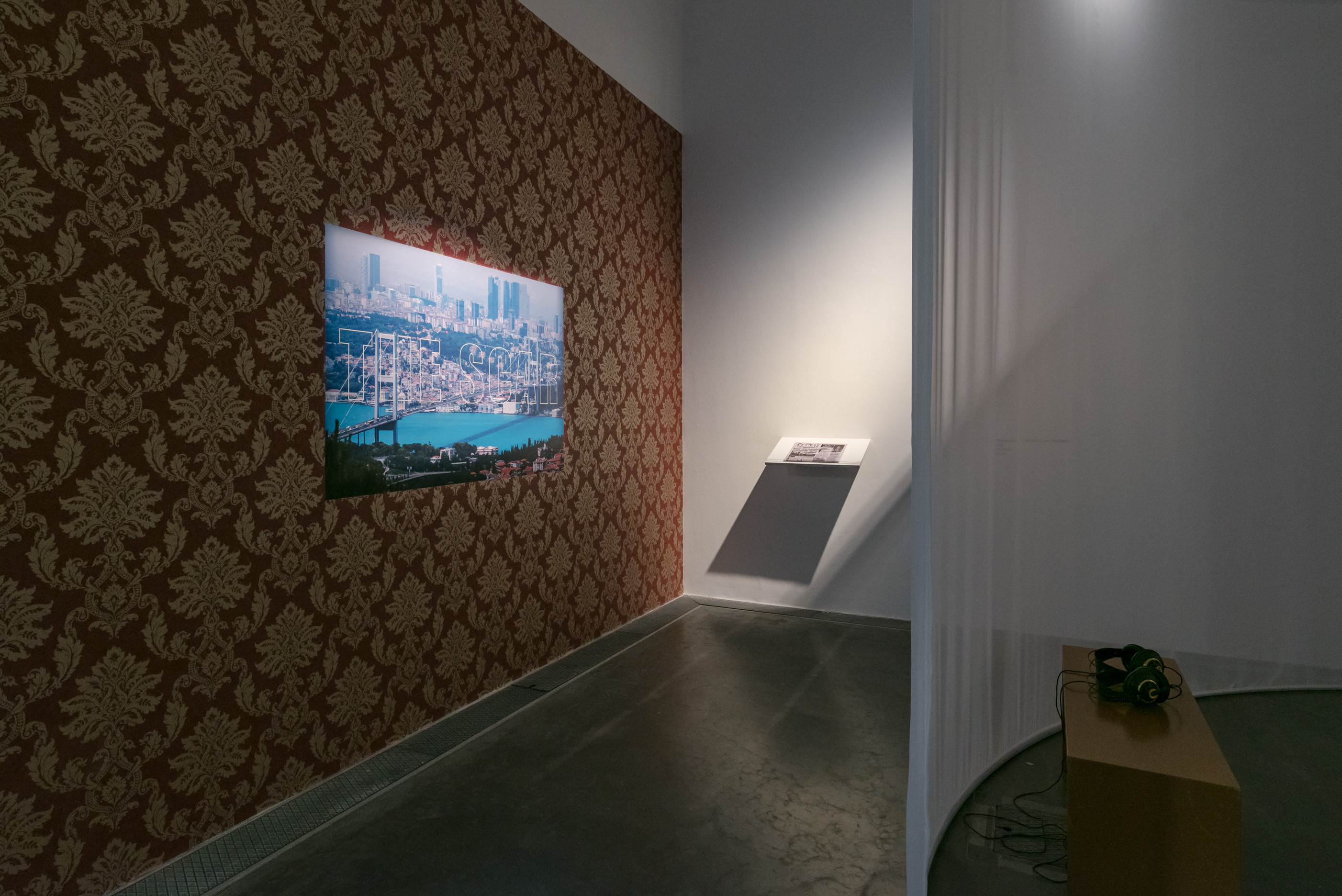 Das Foto zeigt das Obergeschoss des Edith-Russ-Hauses mit dem Kunstwerk von Noor Afshan Mirza & Brad Butler: The Scar. Foto © Edith-Russ-Haus