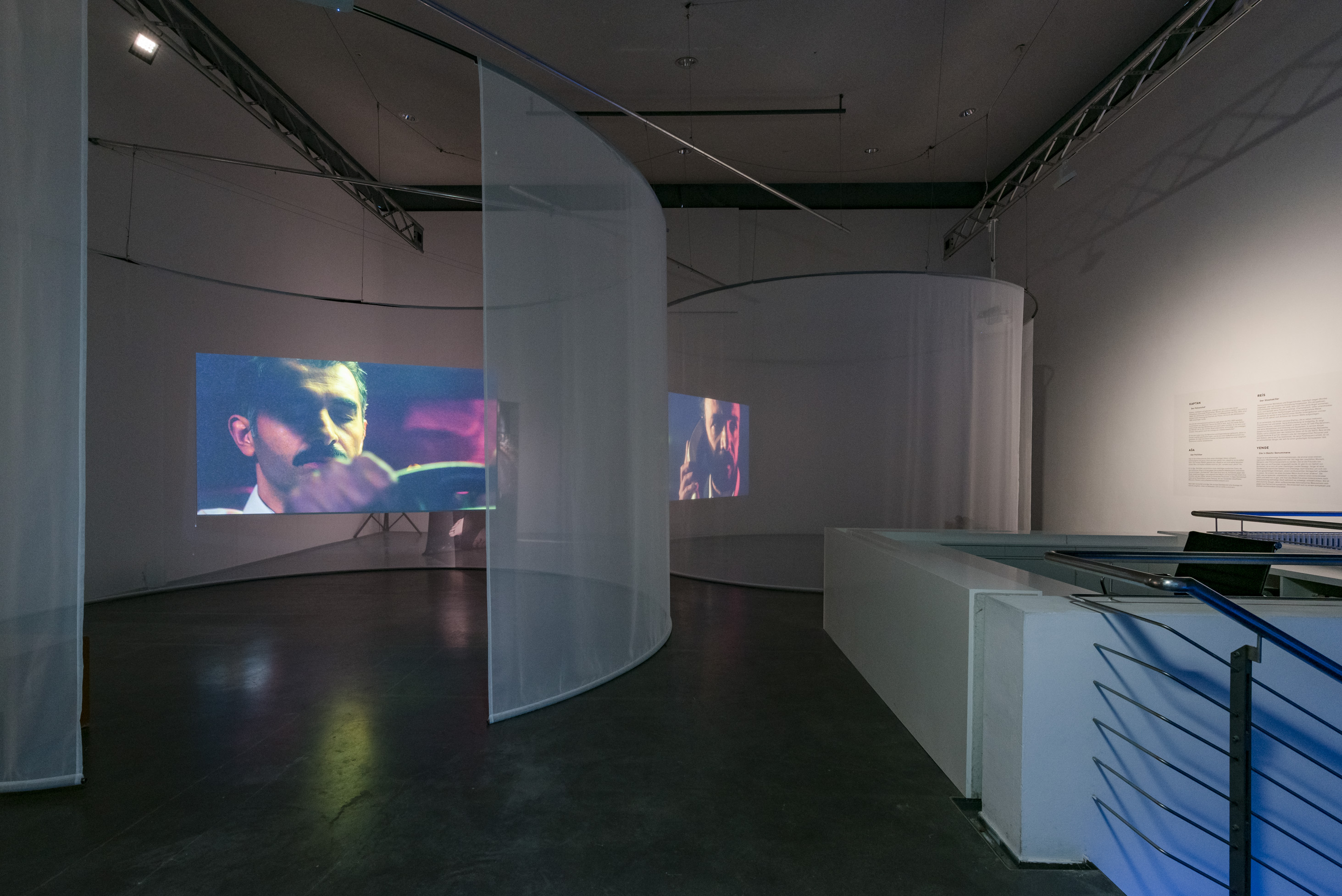Das Foto zeigt das Obergeschoss des Edith-Russ-Hauses mit dem Kunstwerk von Noor Afshan Mirza & Brad Butler: The Scar. Foto © Edith-Russ-Haus