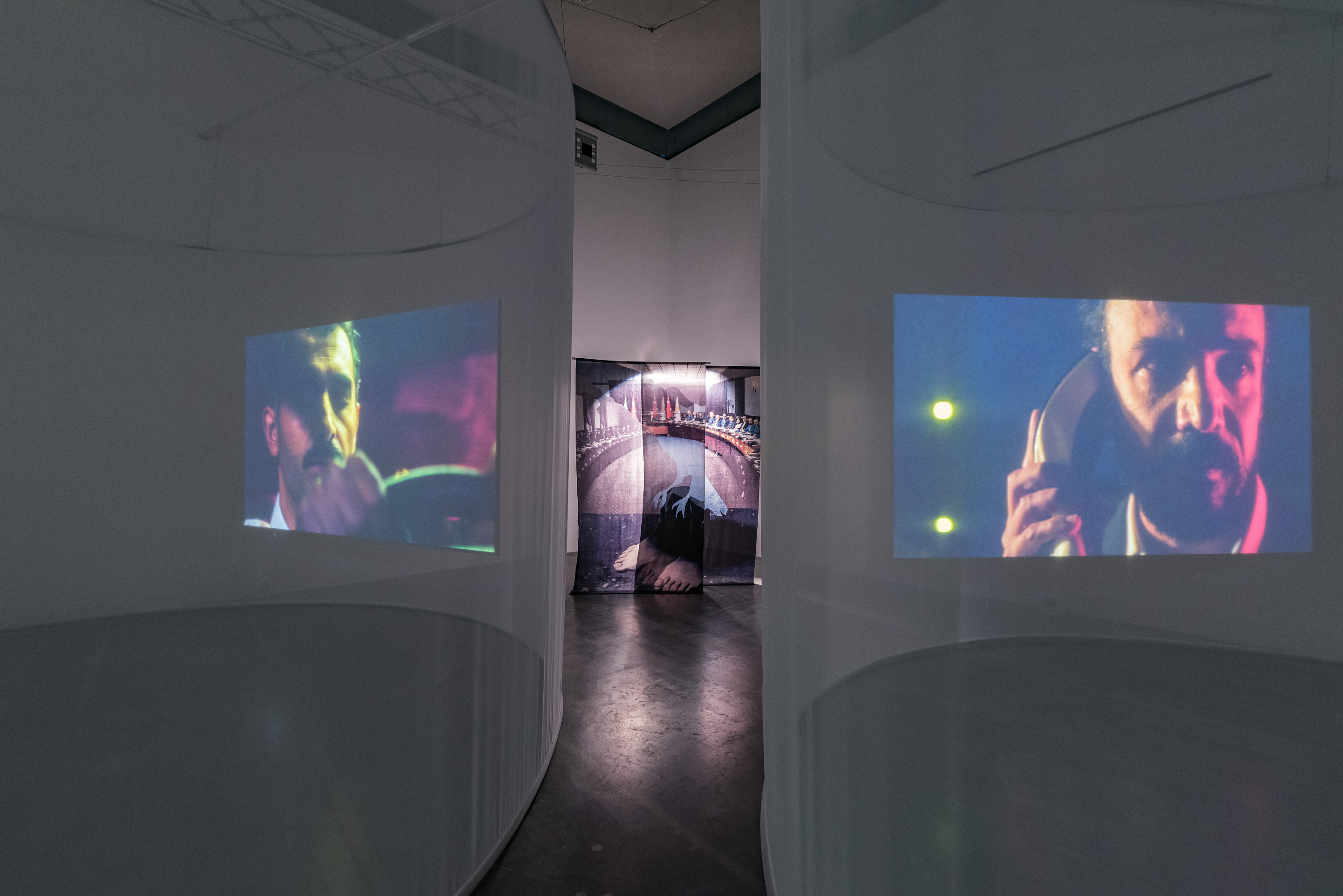 Das Foto zeigt das Obergeschoss des Edith-Russ-Hauses mit dem Kunstwerk von Noor Afshan Mirza & Brad Butler: The Scar. Foto © Edith-Russ-Haus