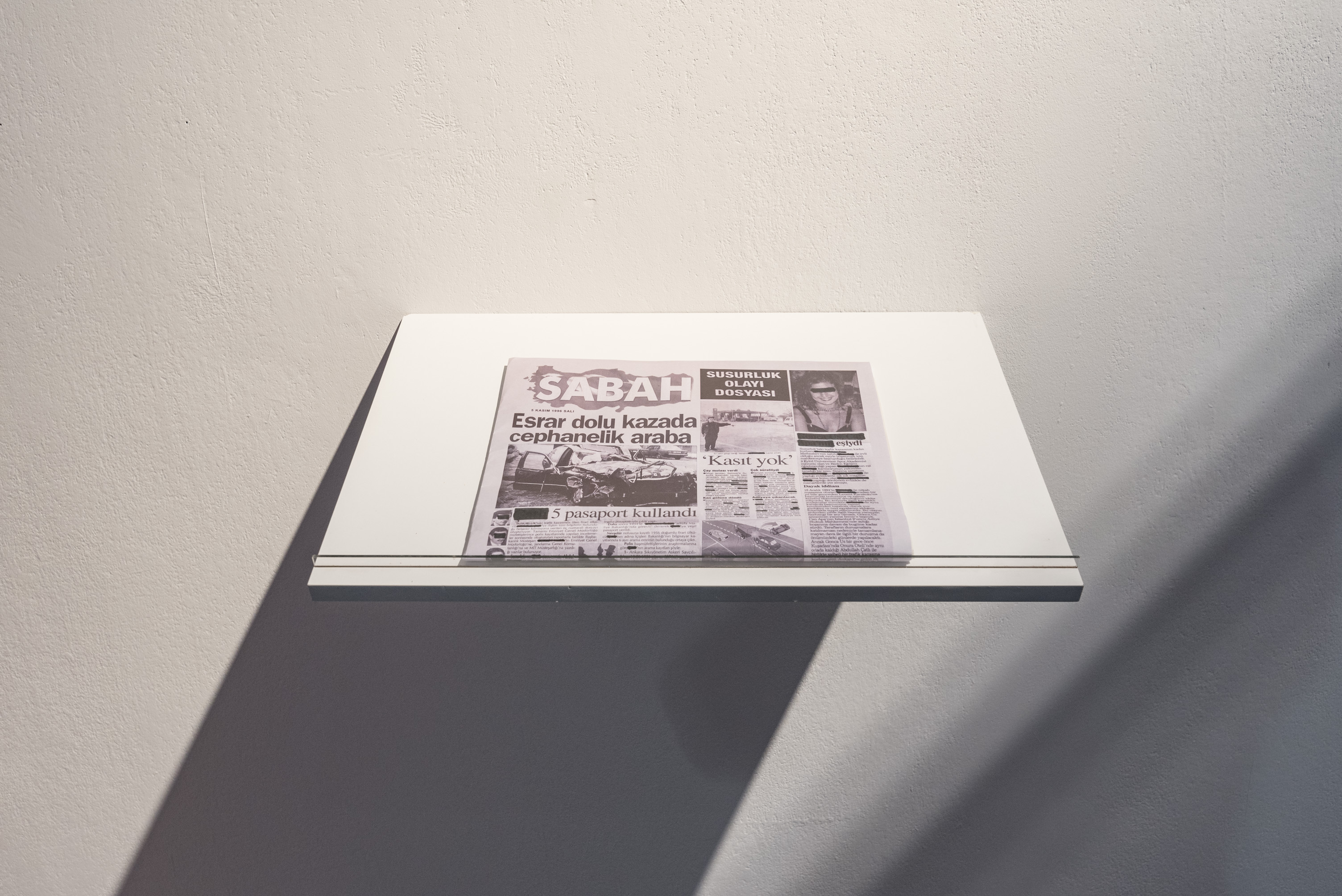 Das Foto zeigt das Obergeschoss des Edith-Russ-Hauses mit dem Kunstwerk von Noor Afshan Mirza & Brad Butler: The Scar. Foto © Edith-Russ-Haus