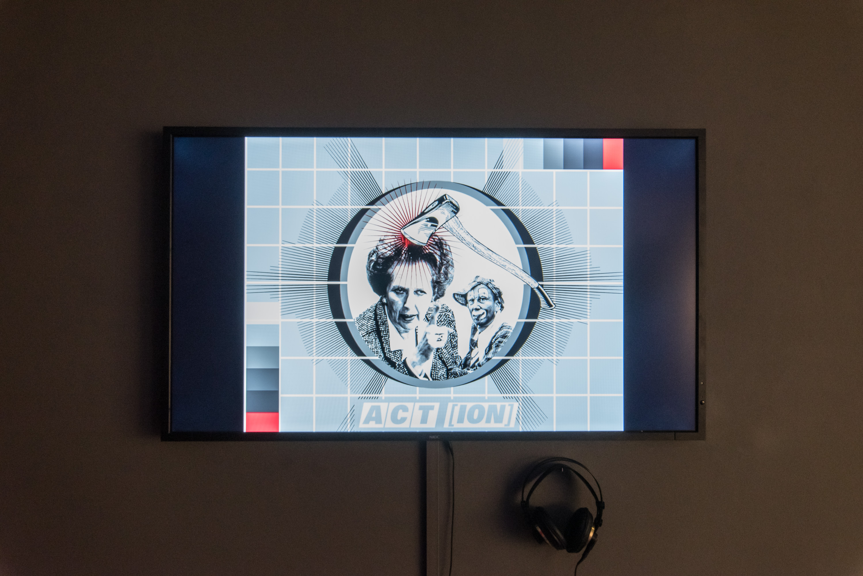 Das Foto zeigt das Untergeschoss des Edith-Russ-Hauses mit dem Kunstwerk von Noor Afshan Mirza & Brad Butler: The Committee (Der Ausschuss). Foto © Edith-Russ-Haus